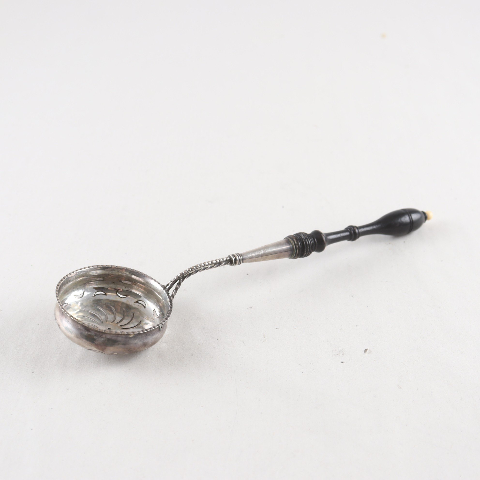 Sockerströare, silver, skaft i trä, antik, brv: 29 g