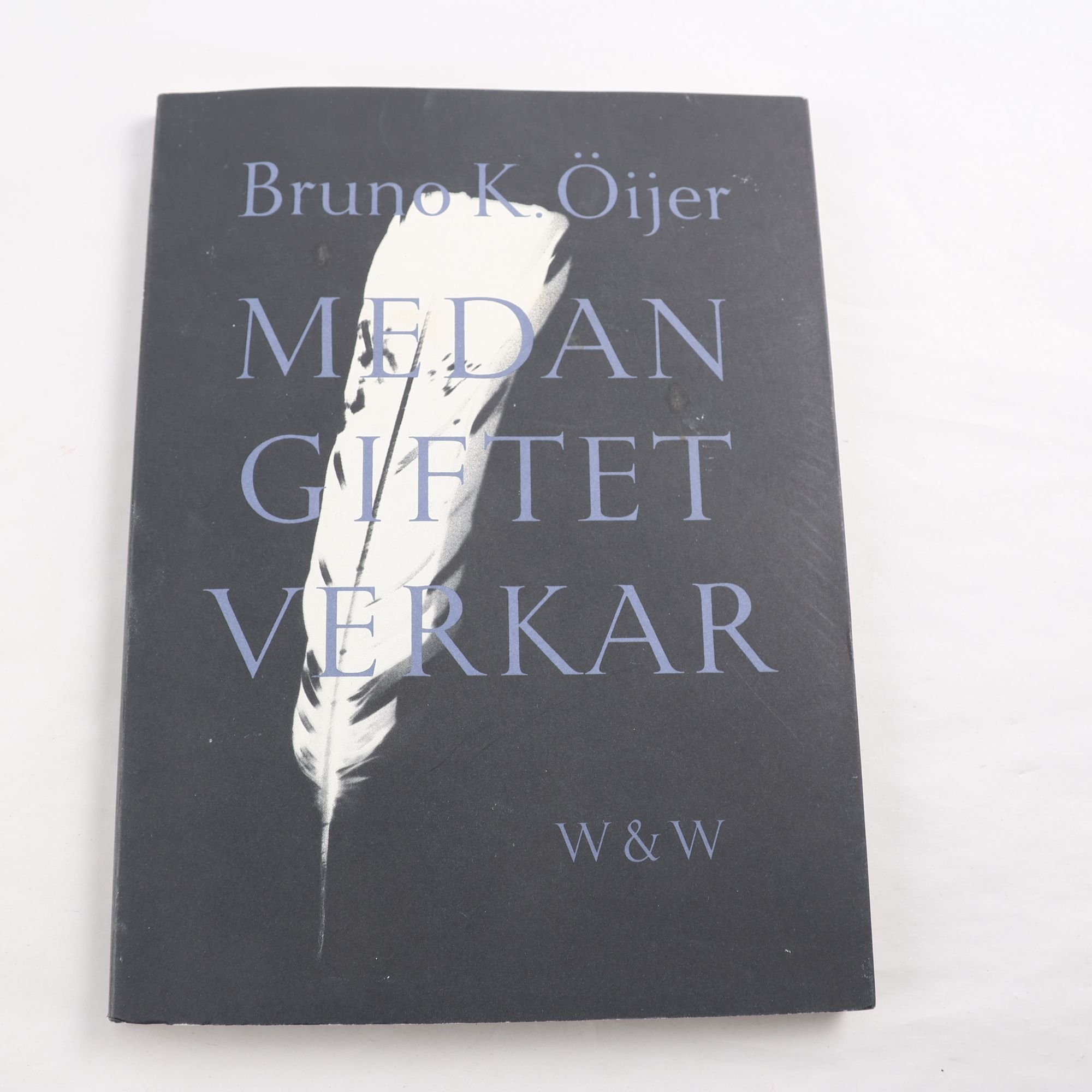 Bruno K. Öijer, Medan giftet verkar (signerad)