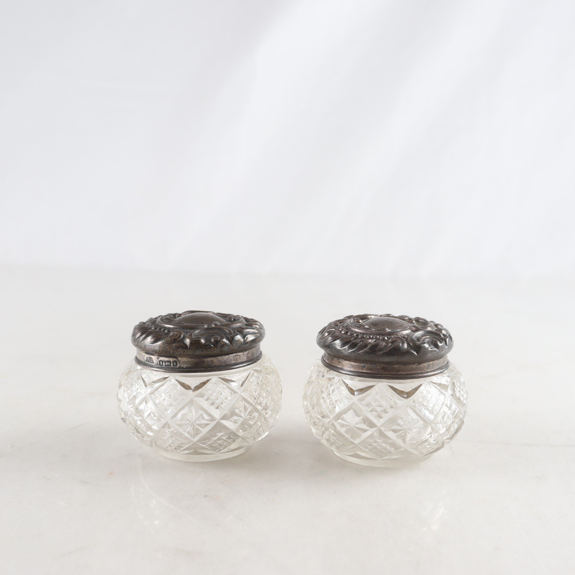 Glasskålar med silverlock, brittiska stämplar.