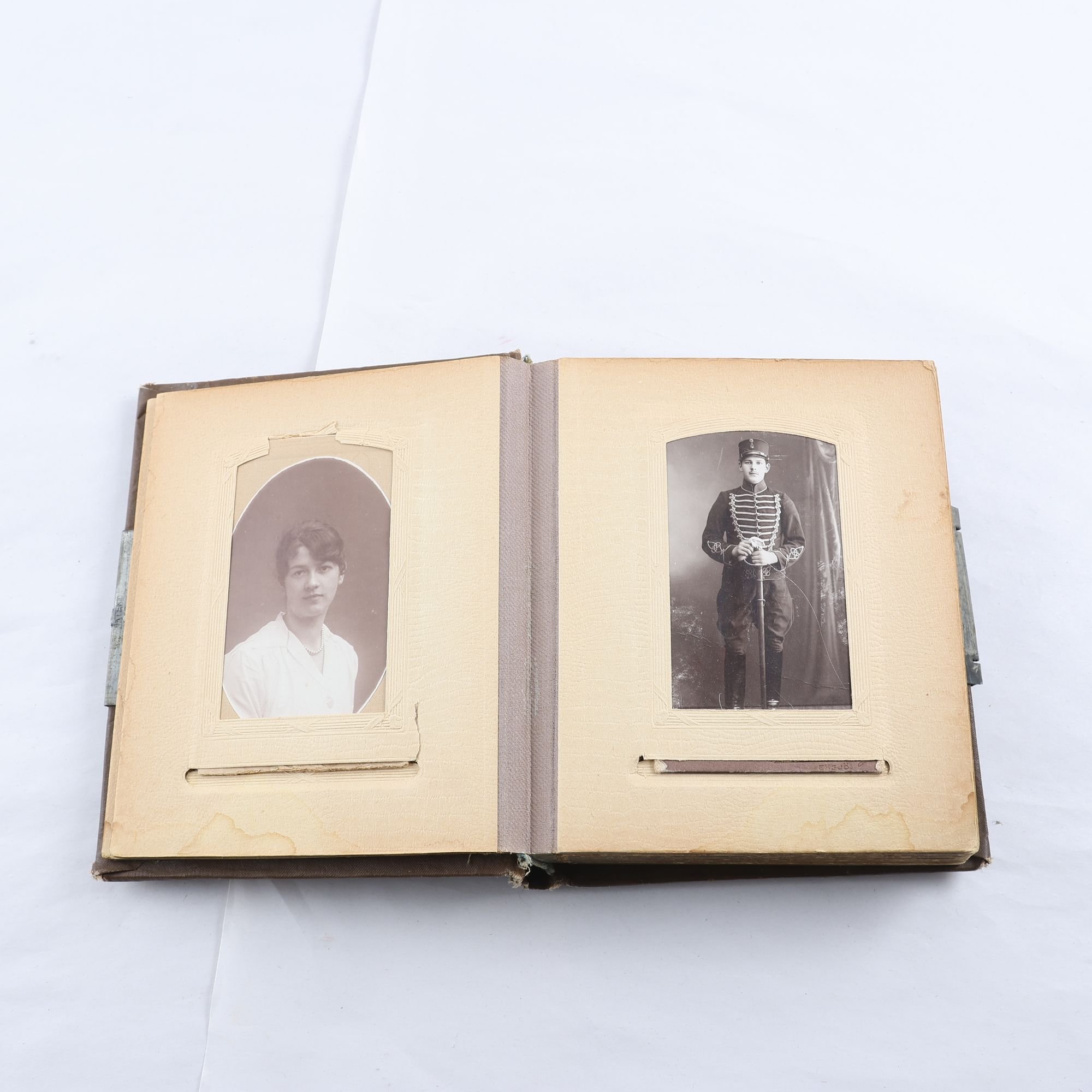 Fotoalbum med porträtt, tidigt 1900-tal, jugendstil