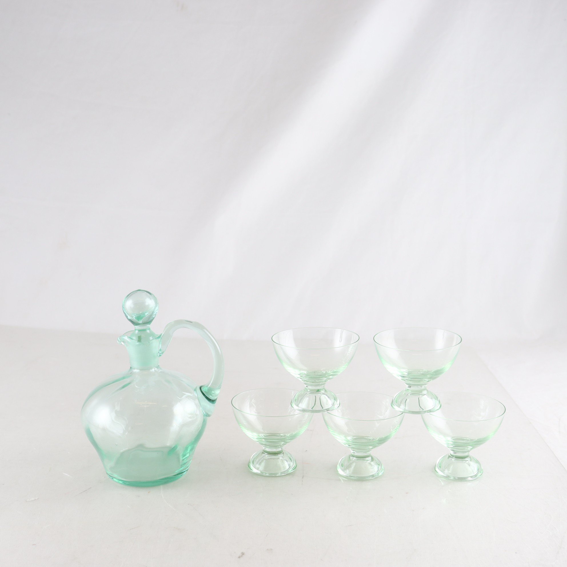 Glas och kanna. Samfraktas ej.