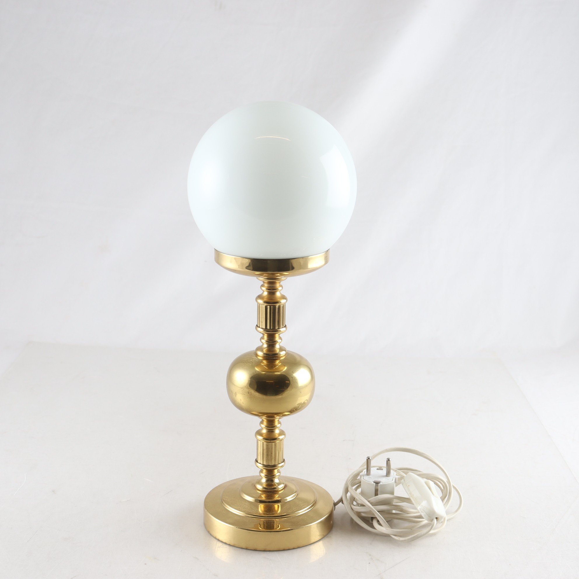 Bordslampa, GBW mässing med glaskupa, 1900-tal. Endast avhämtning.