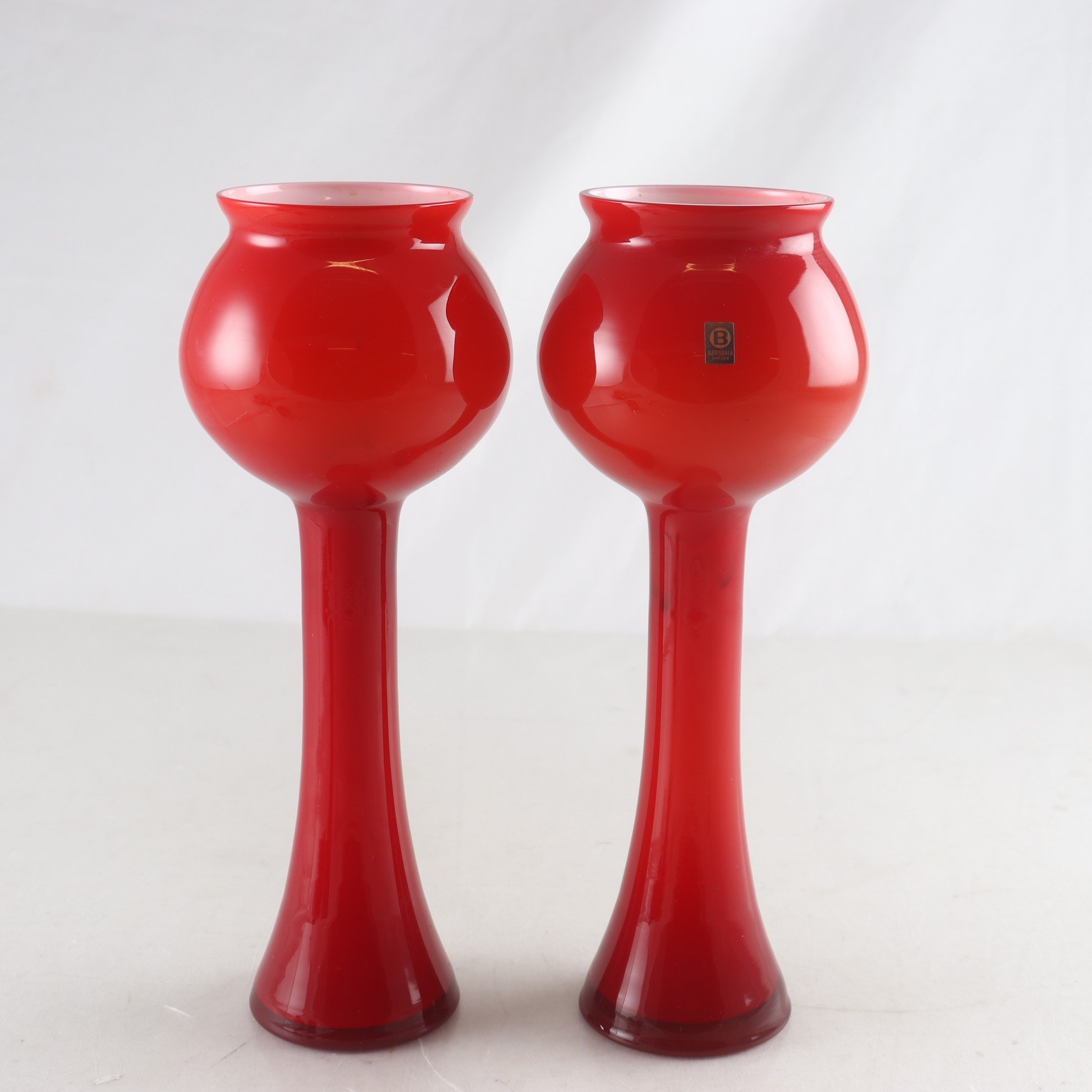 Ljusstakar, glas, Bergdala Sverige, röda. Samfraktas ej.