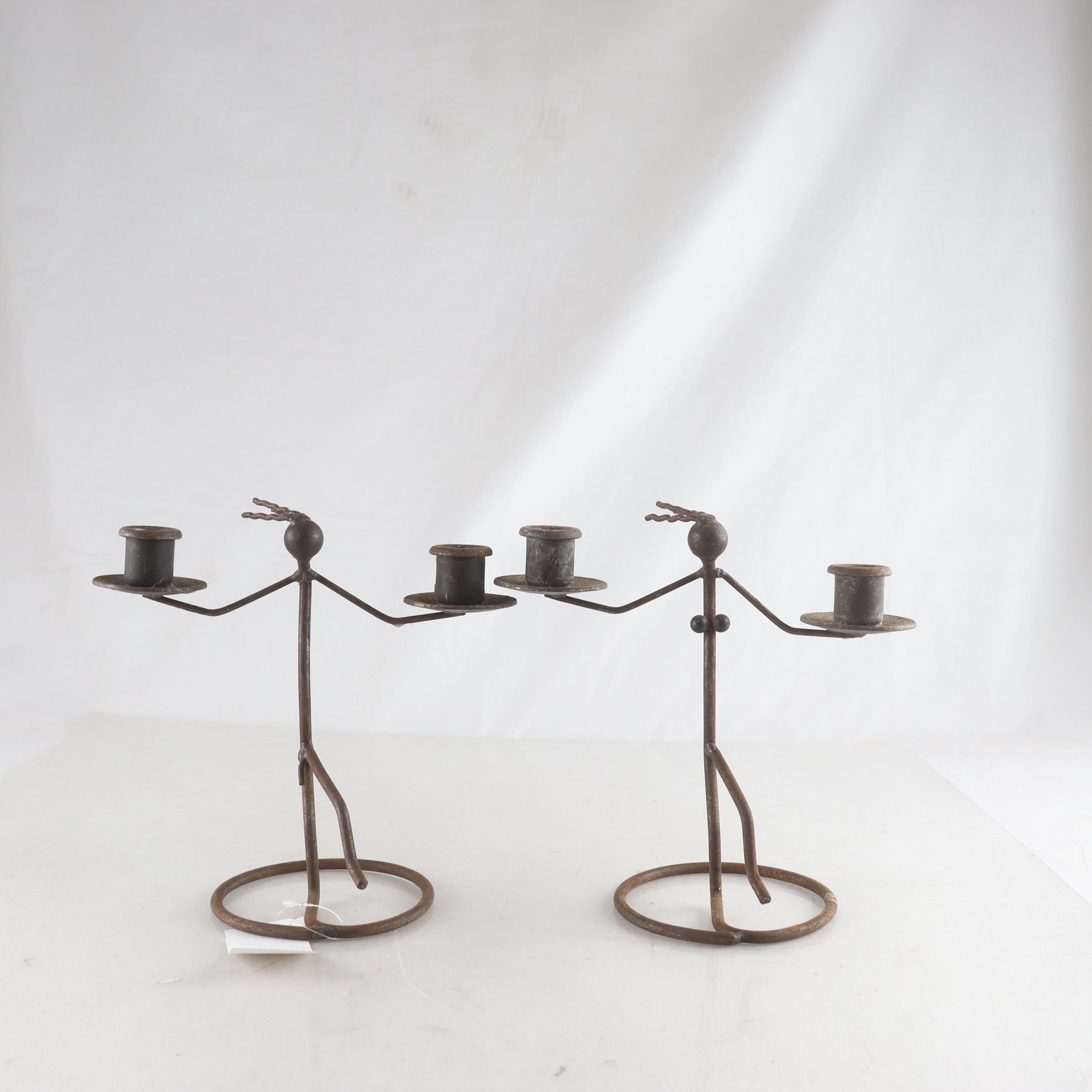 Ljusstakar, järn. Samfraktas ej.