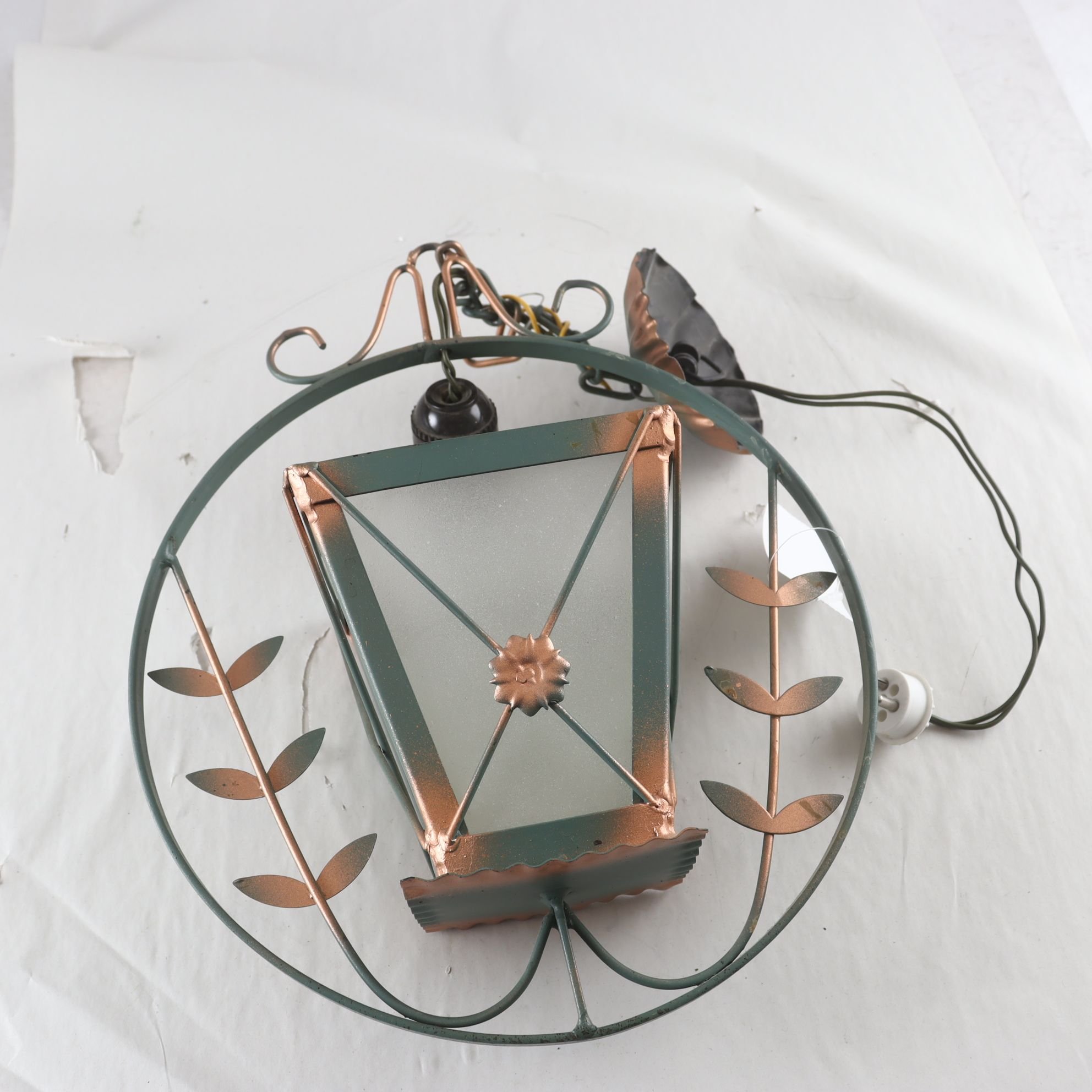 Taklampa, 1900-tal. Metall, glas. Endast avhämtning.