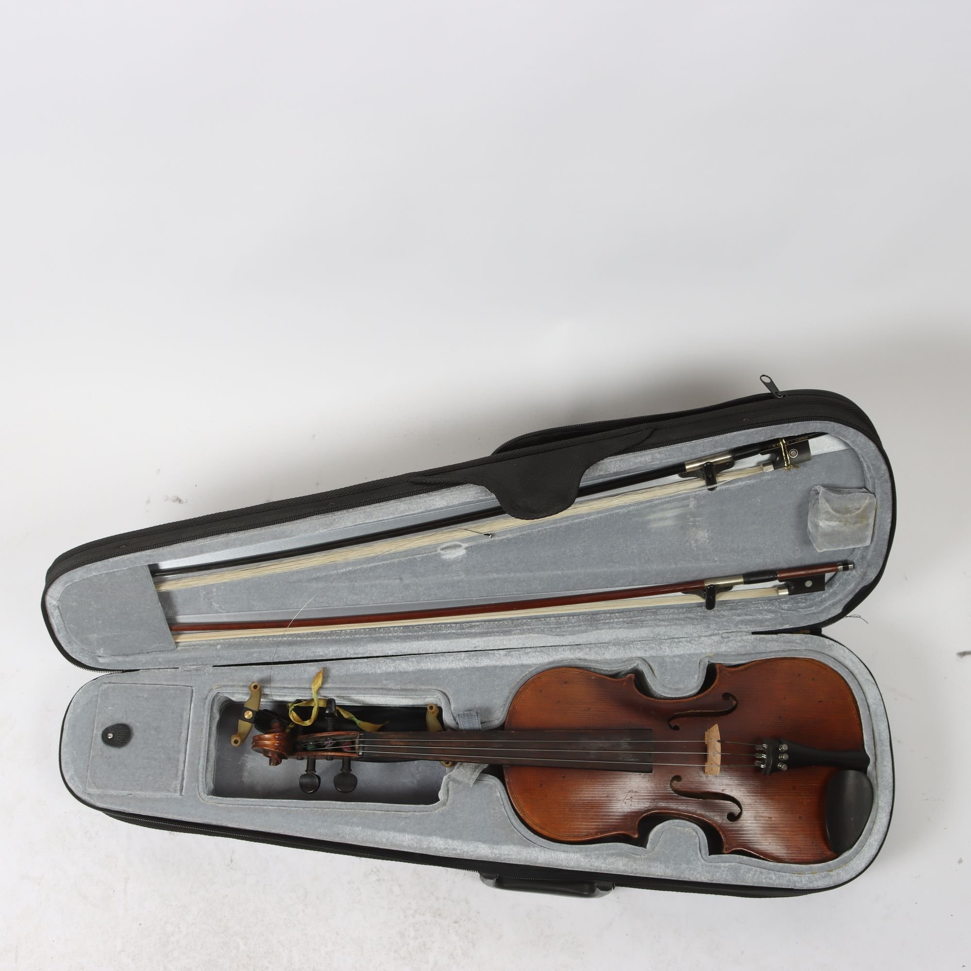 Violin, repobjekt. Endast avhämtning.