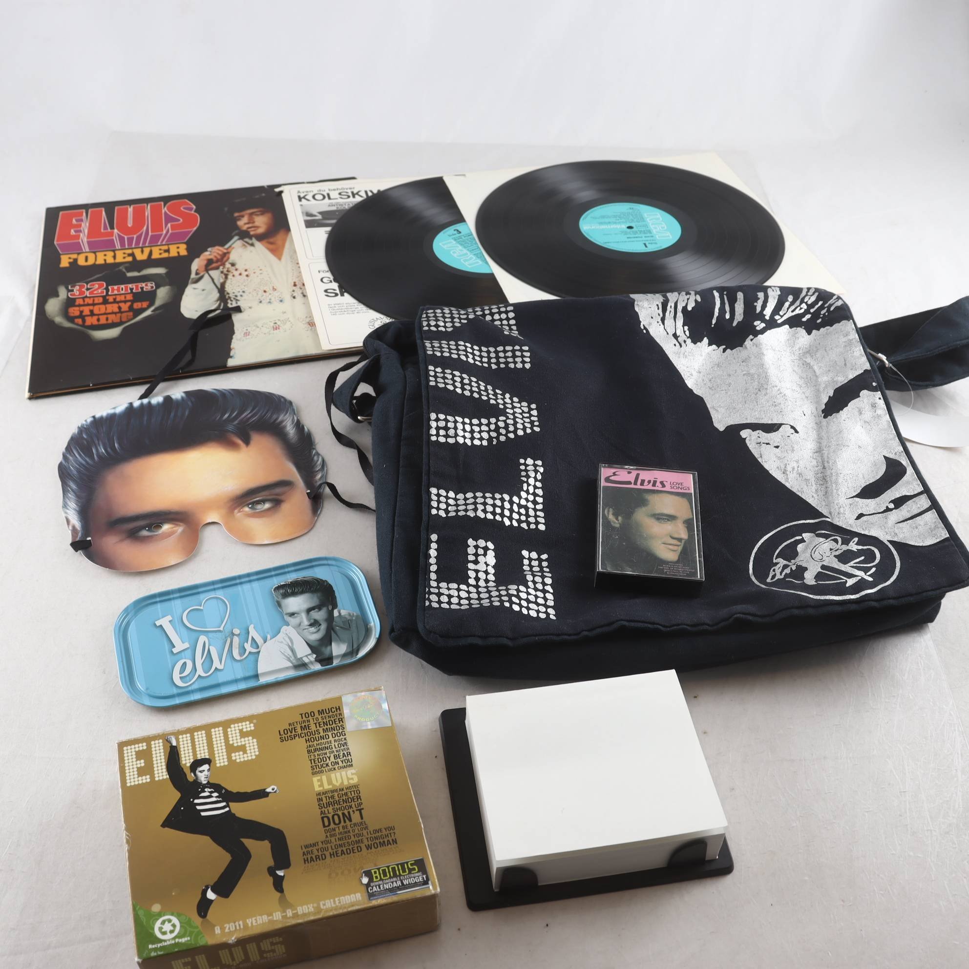Elvispaket, Väska, bricka, mask, kassettband, kalender & LP. Samfraktas ej.