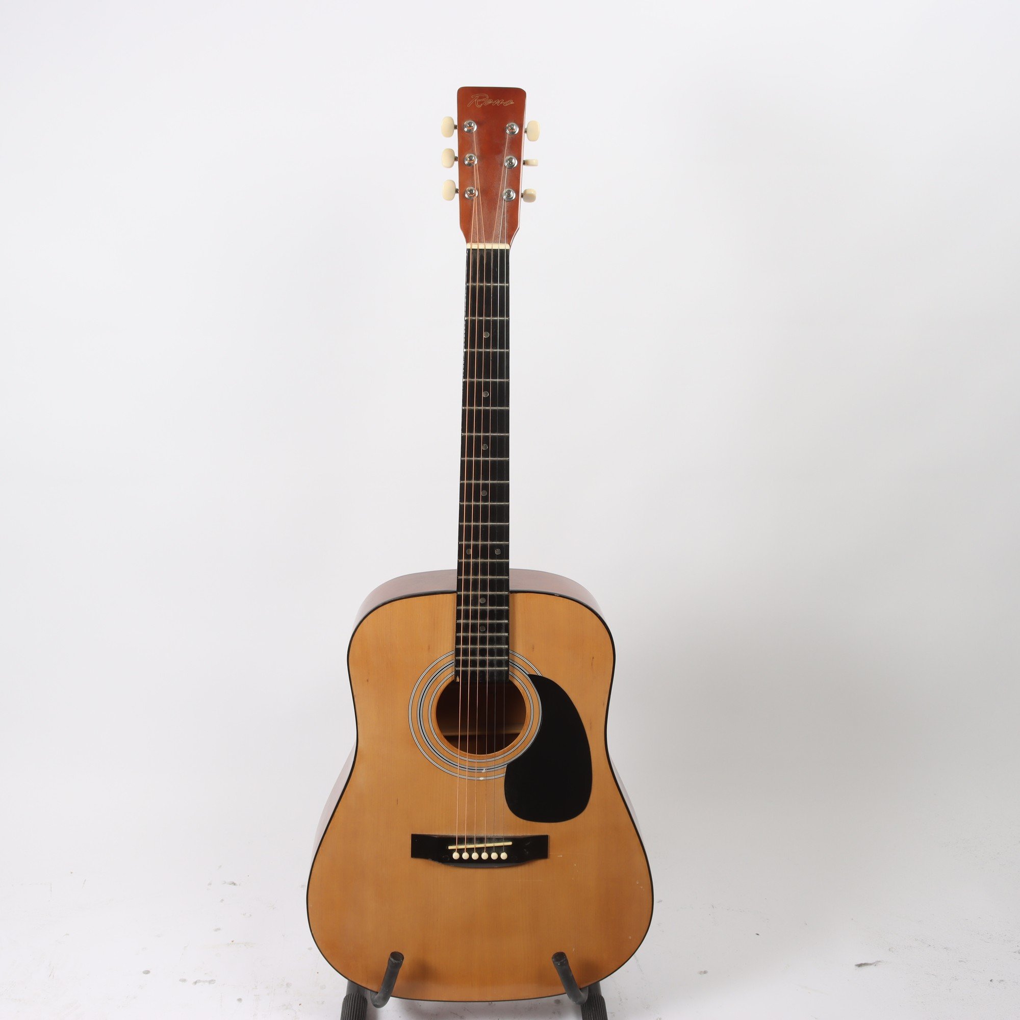 Akustisk gitarr, Reno. Endast avhämtning.