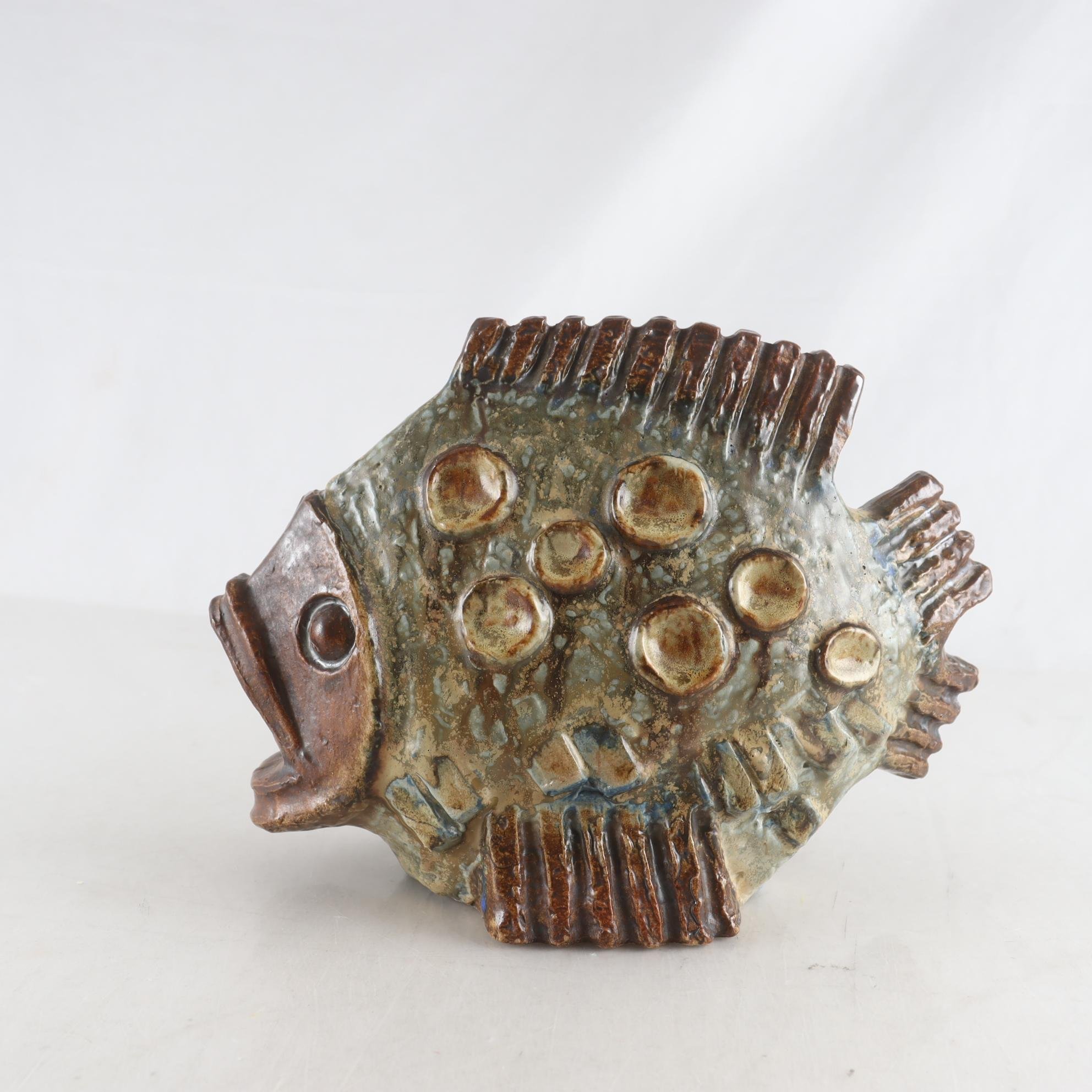 Skulptur, gyllene fisken, Fischer, Stengods. Samfraktas ej