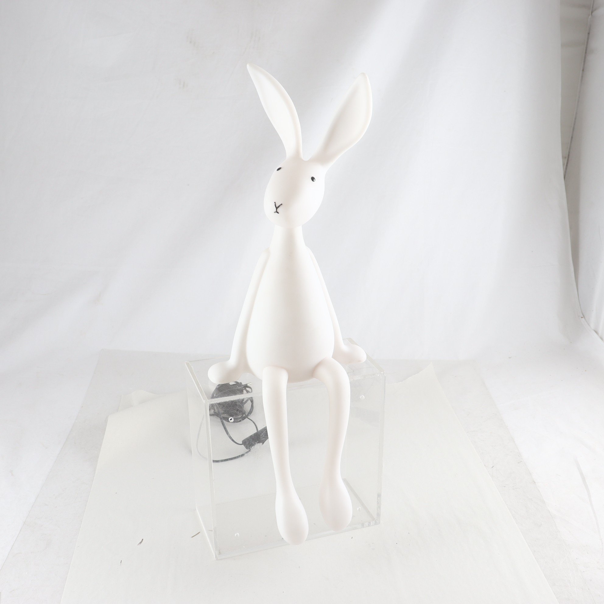 Lampa, Rose in april, kanin. Samfraktas ej.