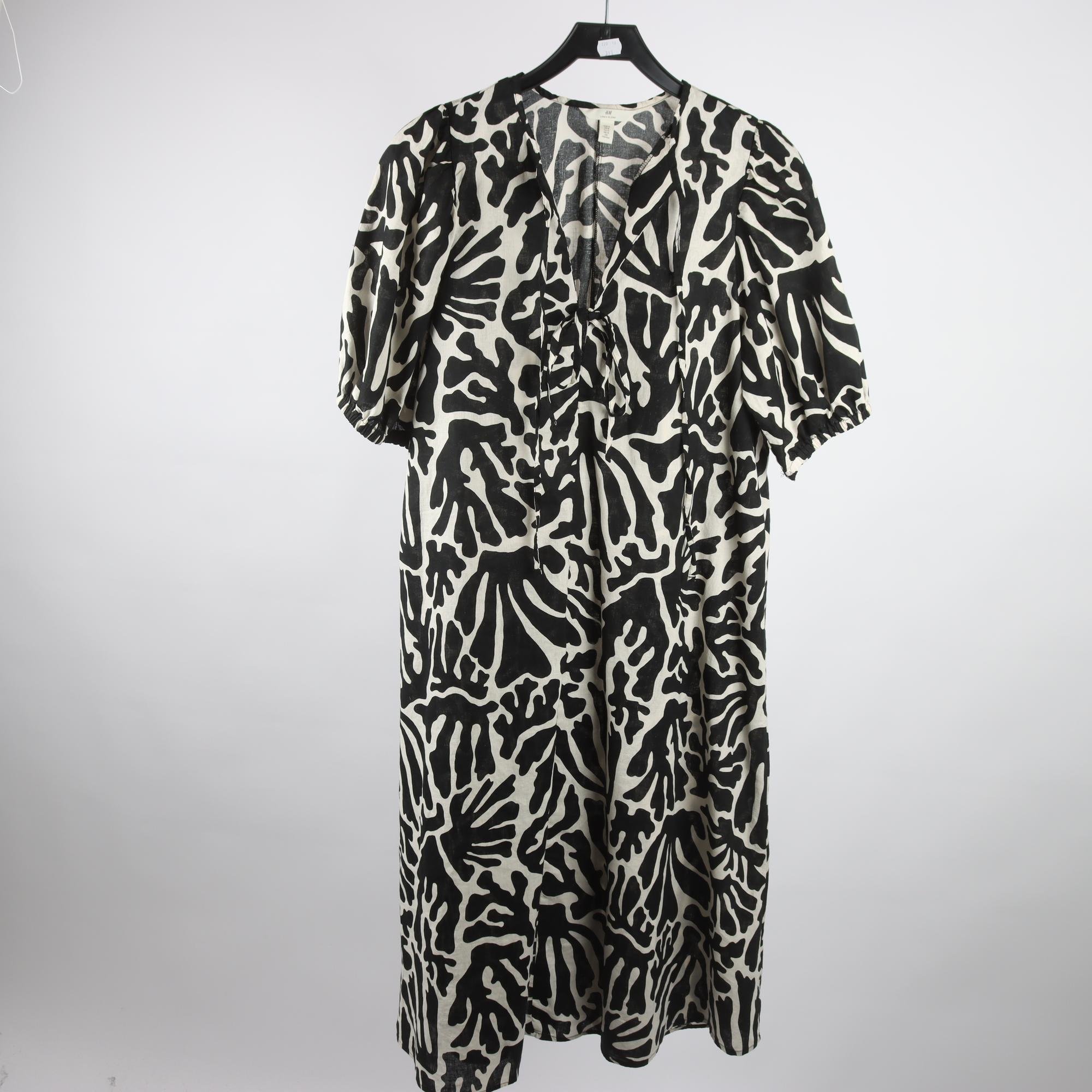 Klänning, H&M, vit, svart, 52% lin, stl. M.