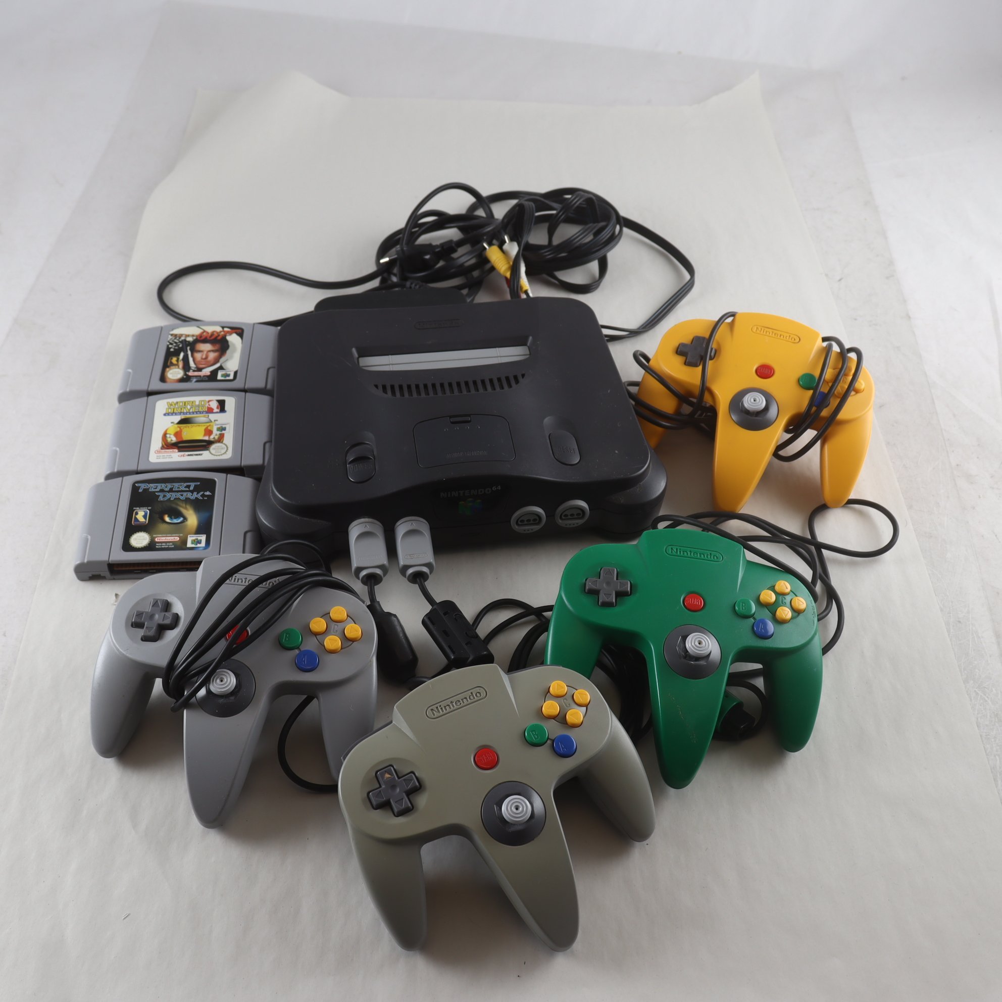 Nintendo 64, med tillbehör. Samfraktas ej.