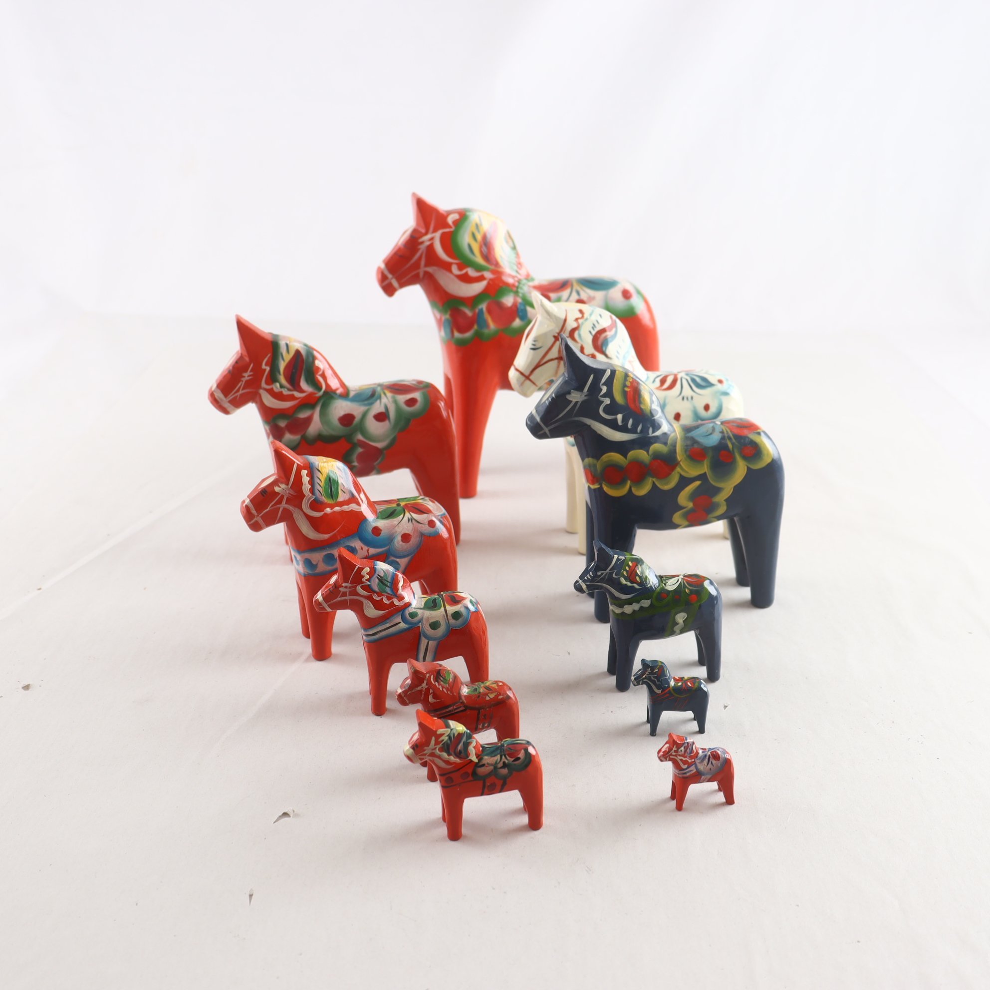 Samling dalahästar, Nusnäs. Samfraktas ej