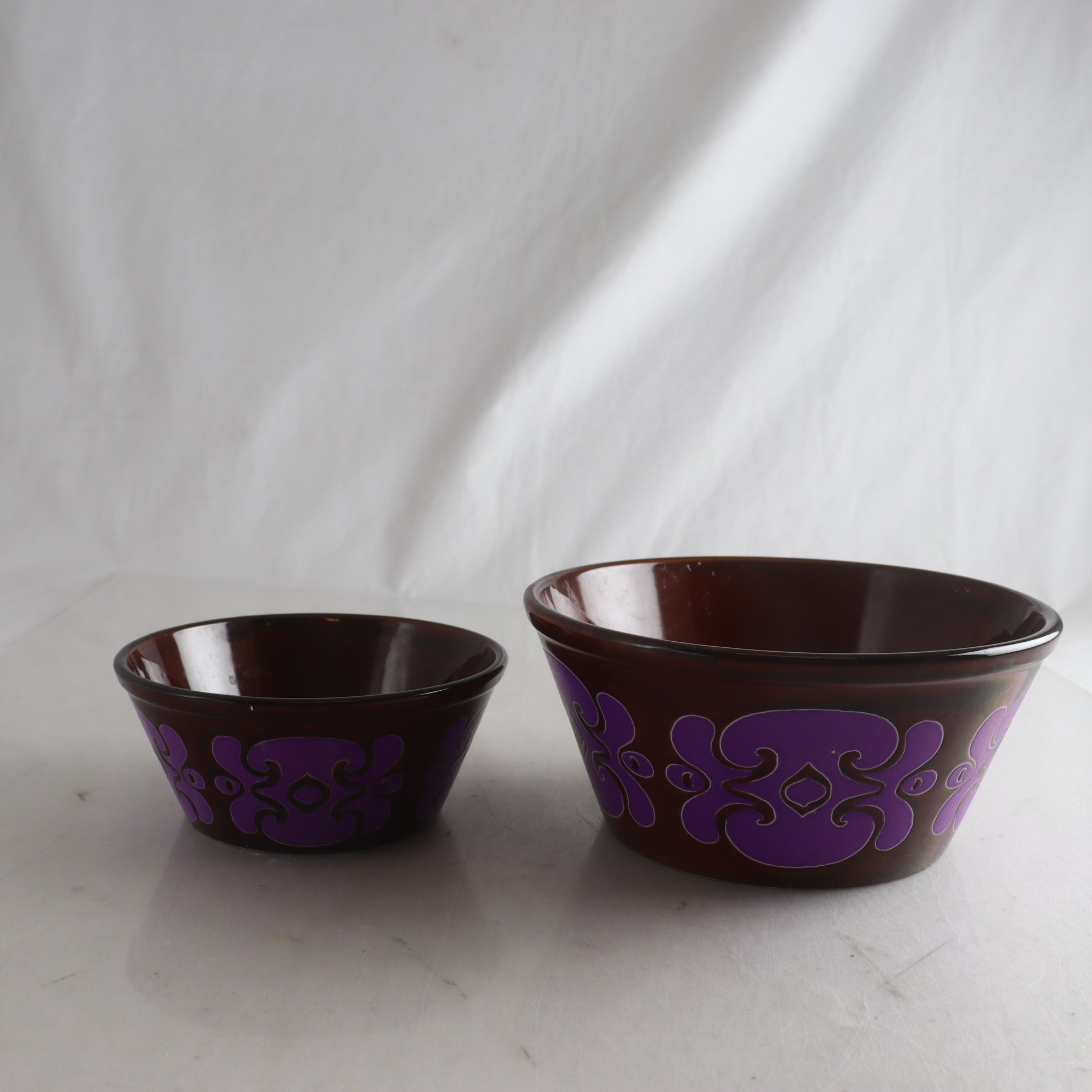 Keramikskålar, schrambits, 70-tal, lila & brun 2 st. Samfraktas ej.