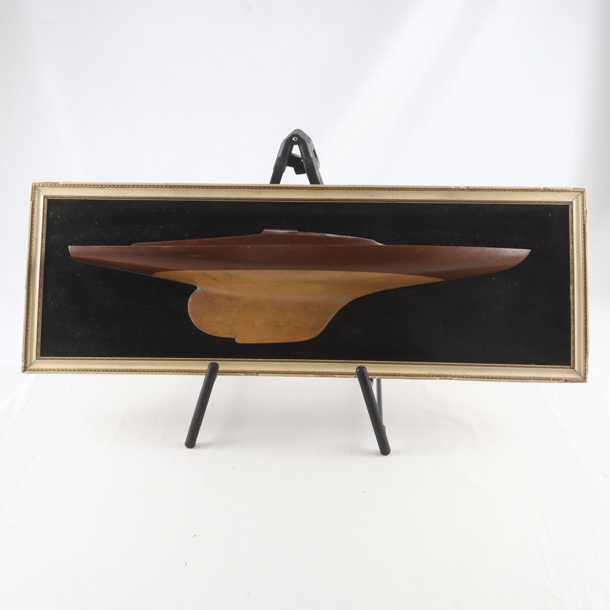 Inramad Halvskrovsmodell av ett fartyg. Endast avhämtning