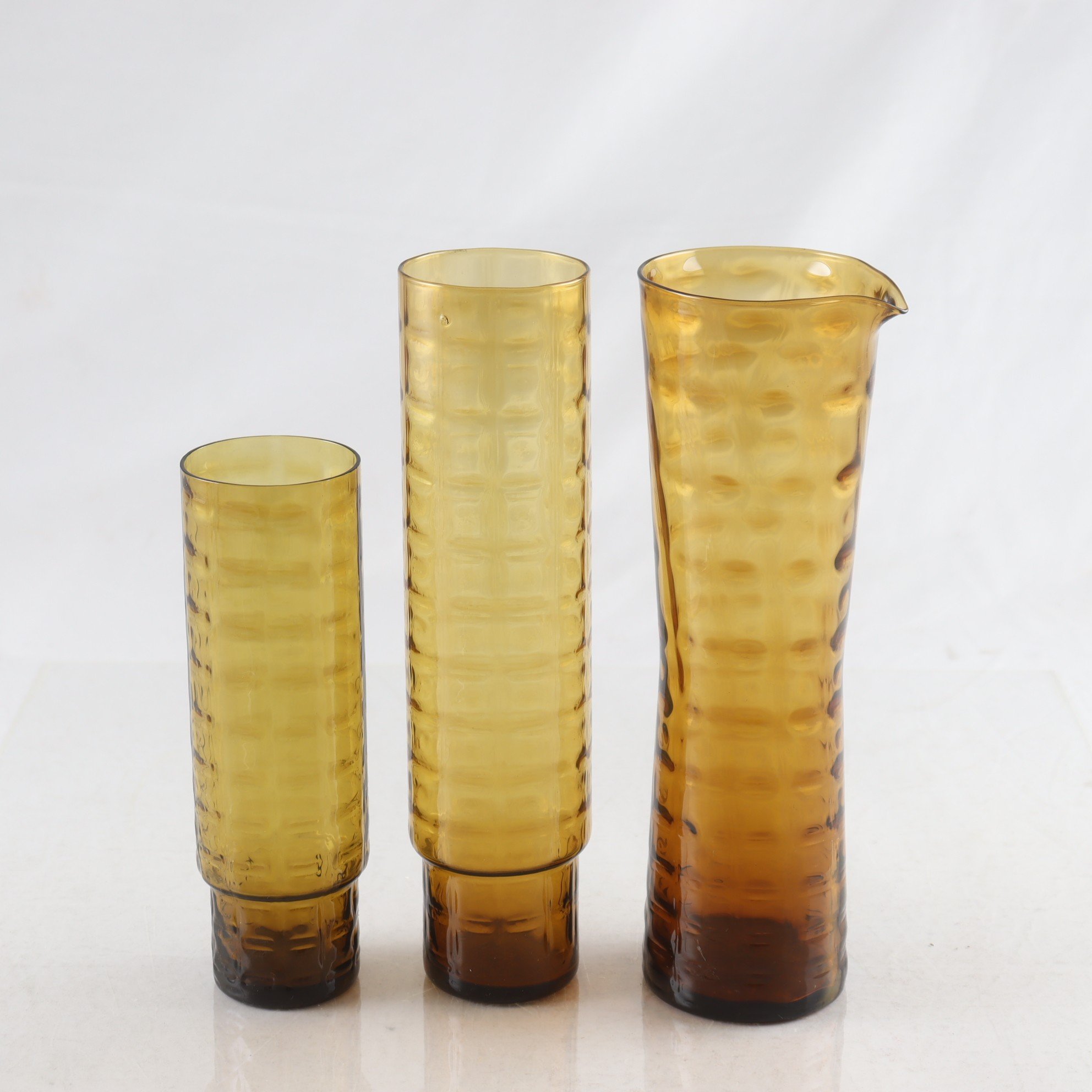 Vaser, karaff, bärnstensfärgat glas, vintage, 3 st. Samfraktas ej.