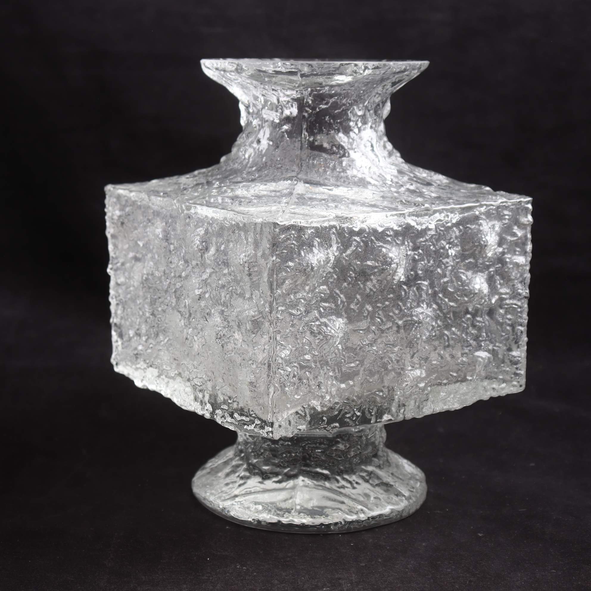 Vas, Iittala, ”Crassus”, Timo Sarpaneva, glas. Samfraktas ej.