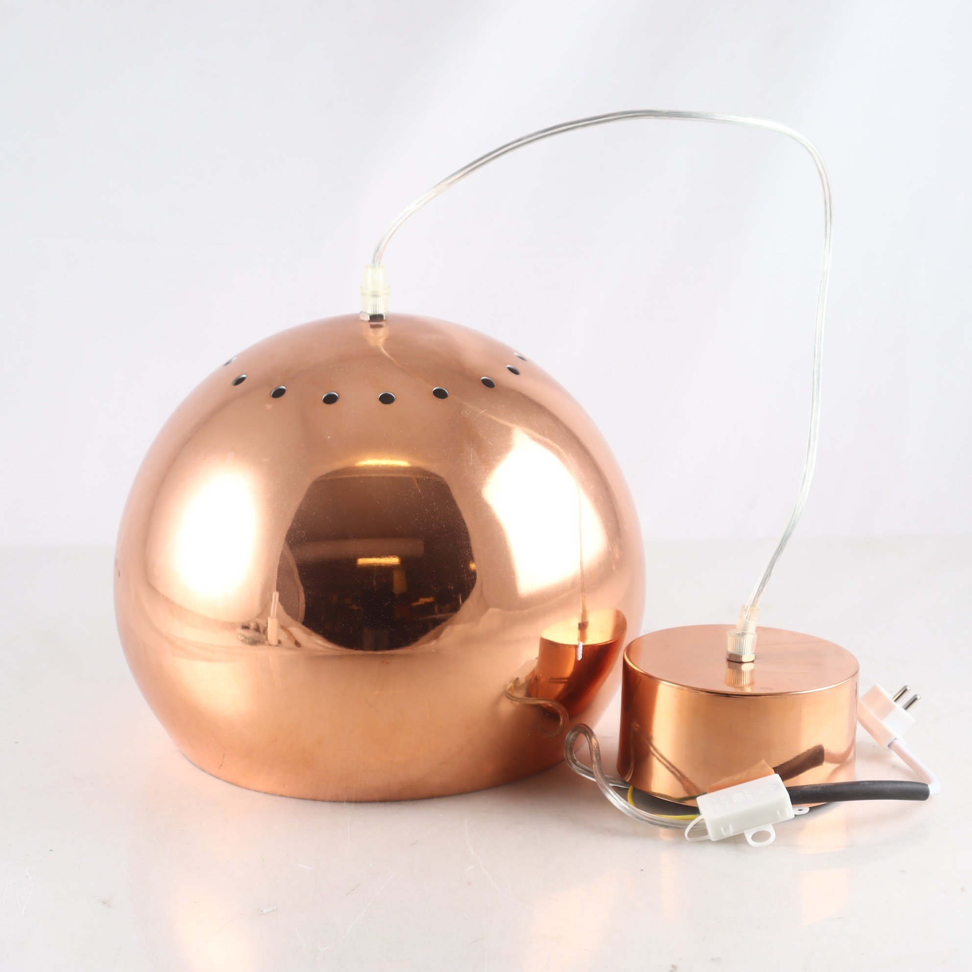 Taklampa, mässing. Samfraktas ej.