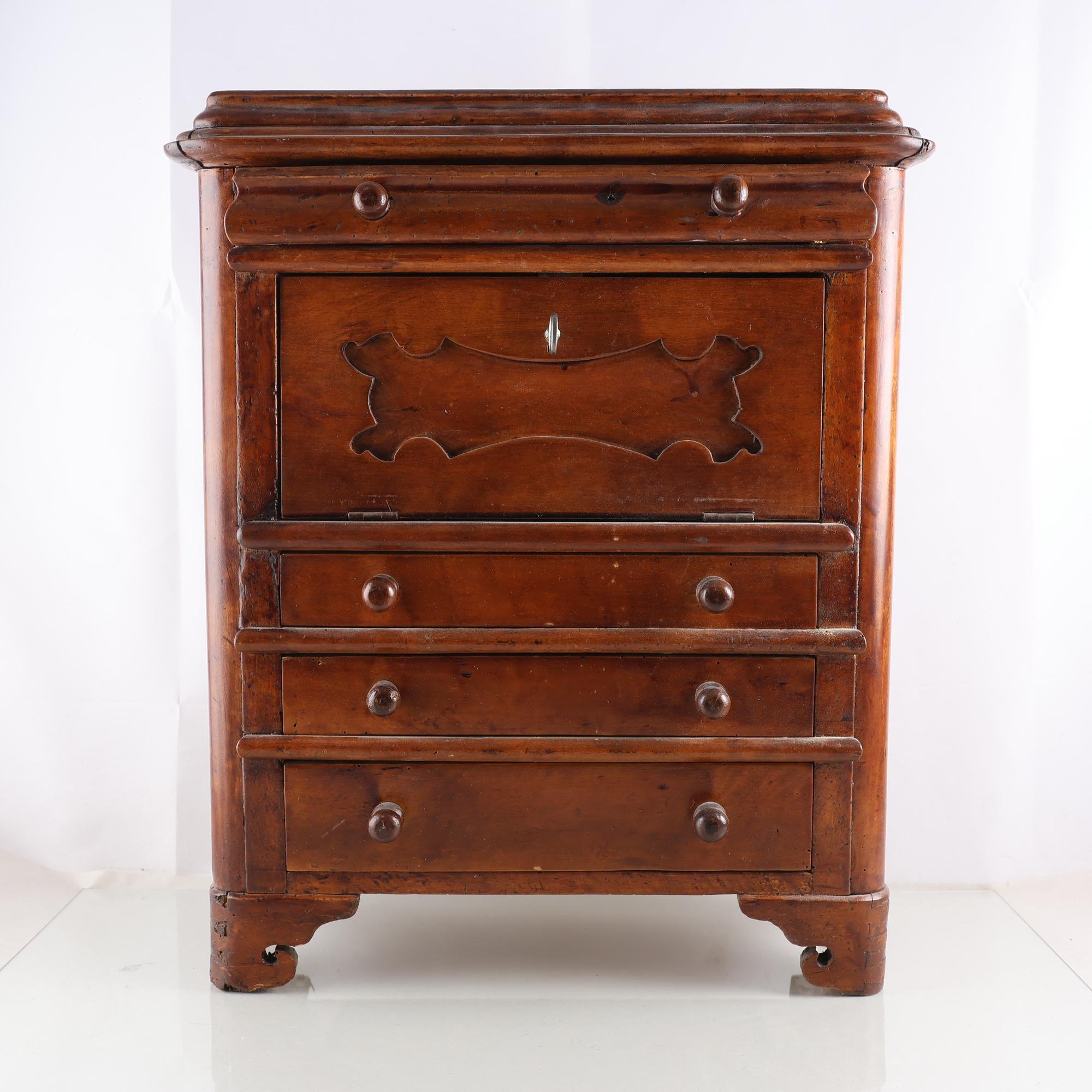 Chiffonje, 1902, märkt Johansson. Endast avhämting.