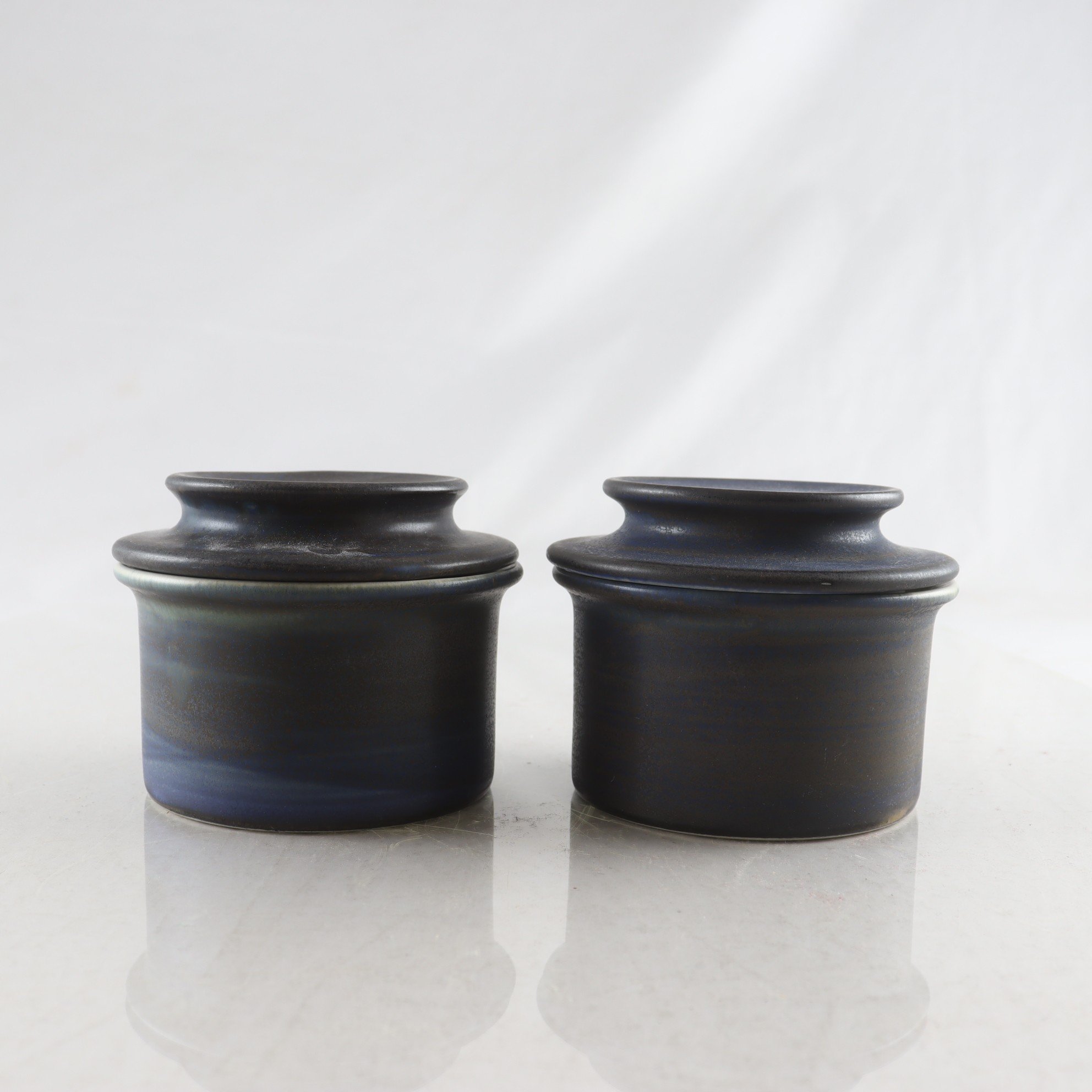 Burk med lock, Höganäs, Signe Person-Melin, 2 st.