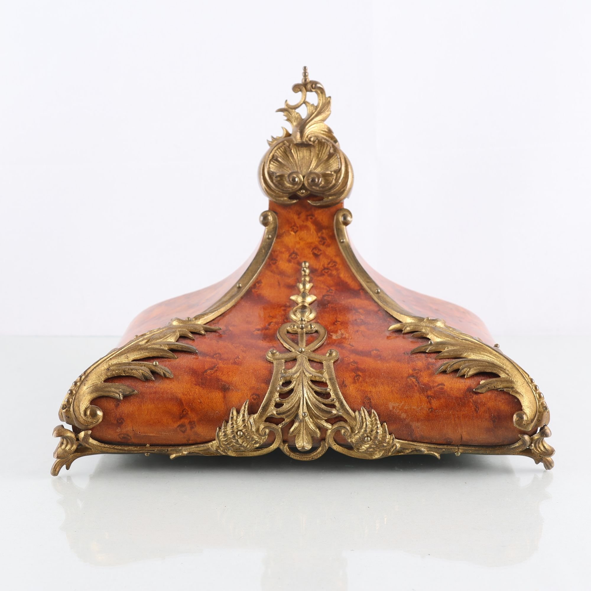 Konsolhylla, rokokostil. Samfraktas ej.