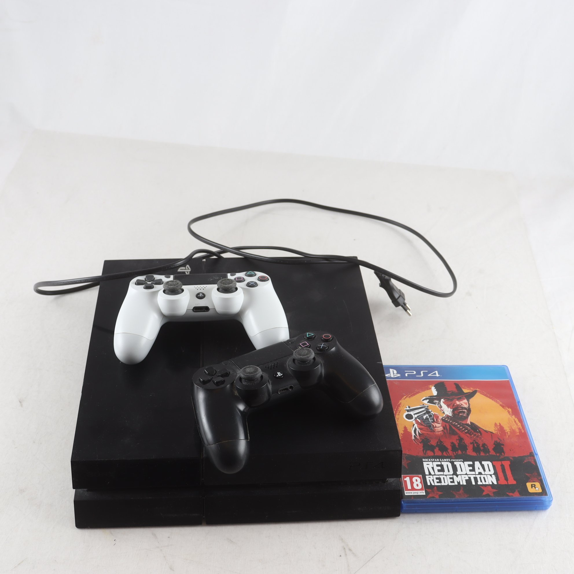 Playstation 4, med spel och kontroller. Samfraktas je.