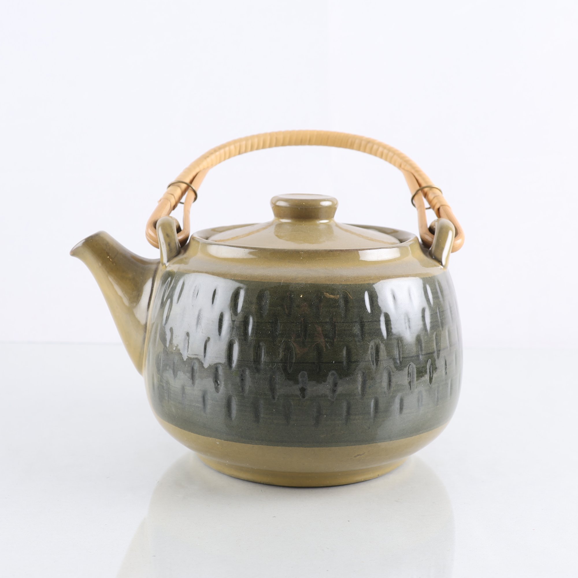 Tekanna, lergods, ”Alba”, Rörstrand, 1960-tal. Samfraktas ej.