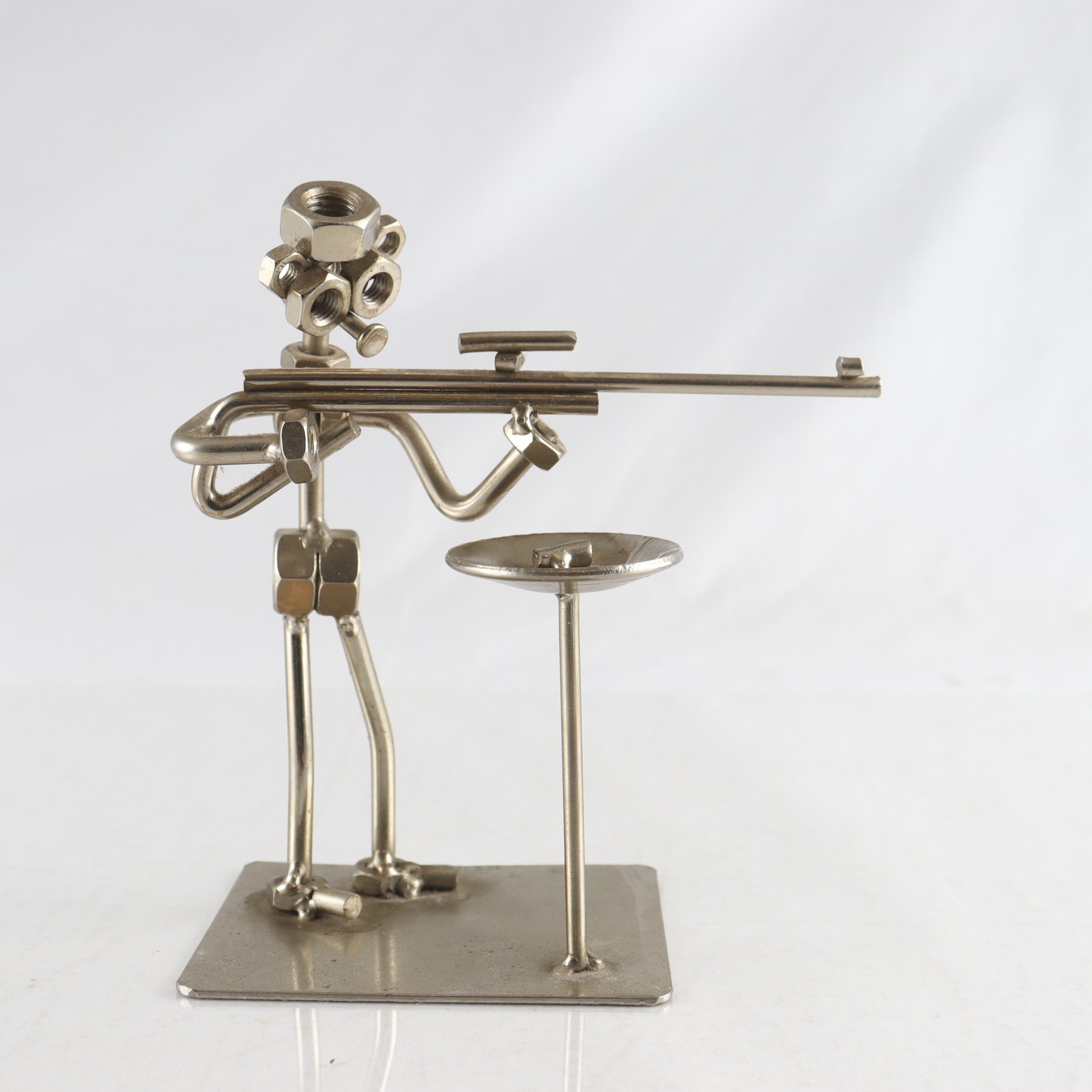 Skulptur, metall, muttrar.