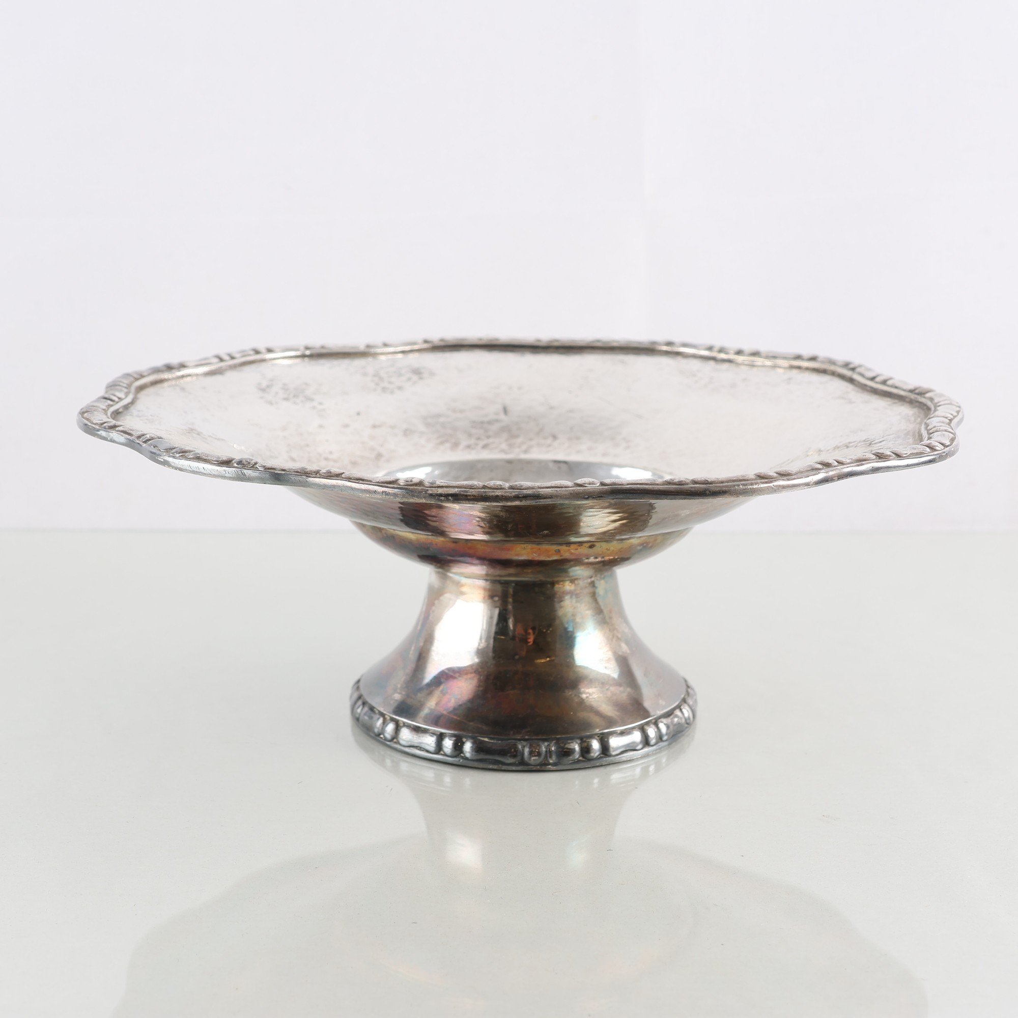 Skål på fot, nysilver, hamrad, K Anderson, Stockholm, 1930-tal. Samfraktas ej.