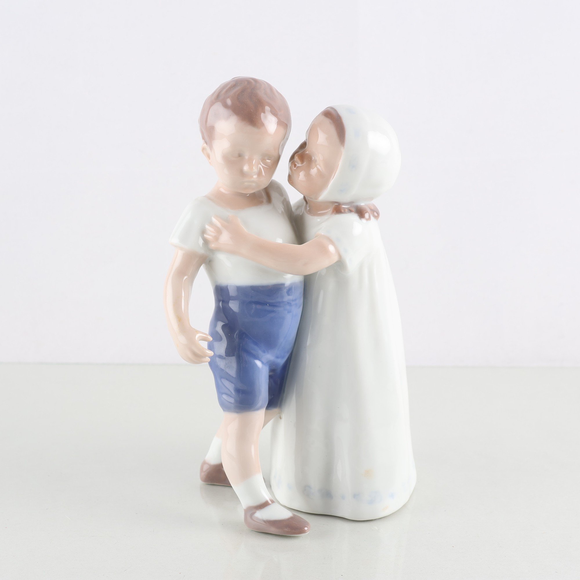 Figurin, porslin, ”Flicka pussar pojke”, Bing Gröndahl, Danmark