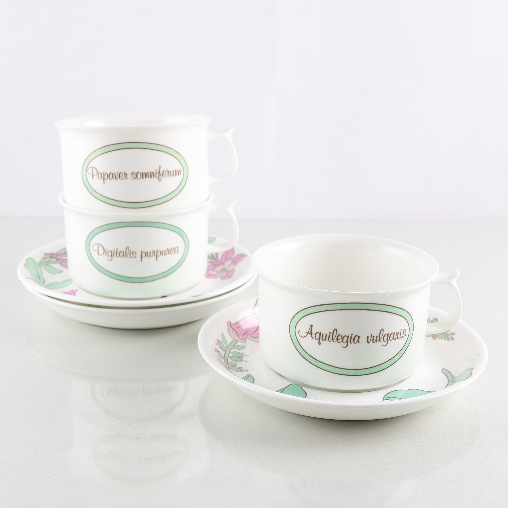 Tekoppar m fat, benporslin, Pia Rönndahl för Apoteket, Rörstrand. Samfraktas ej.