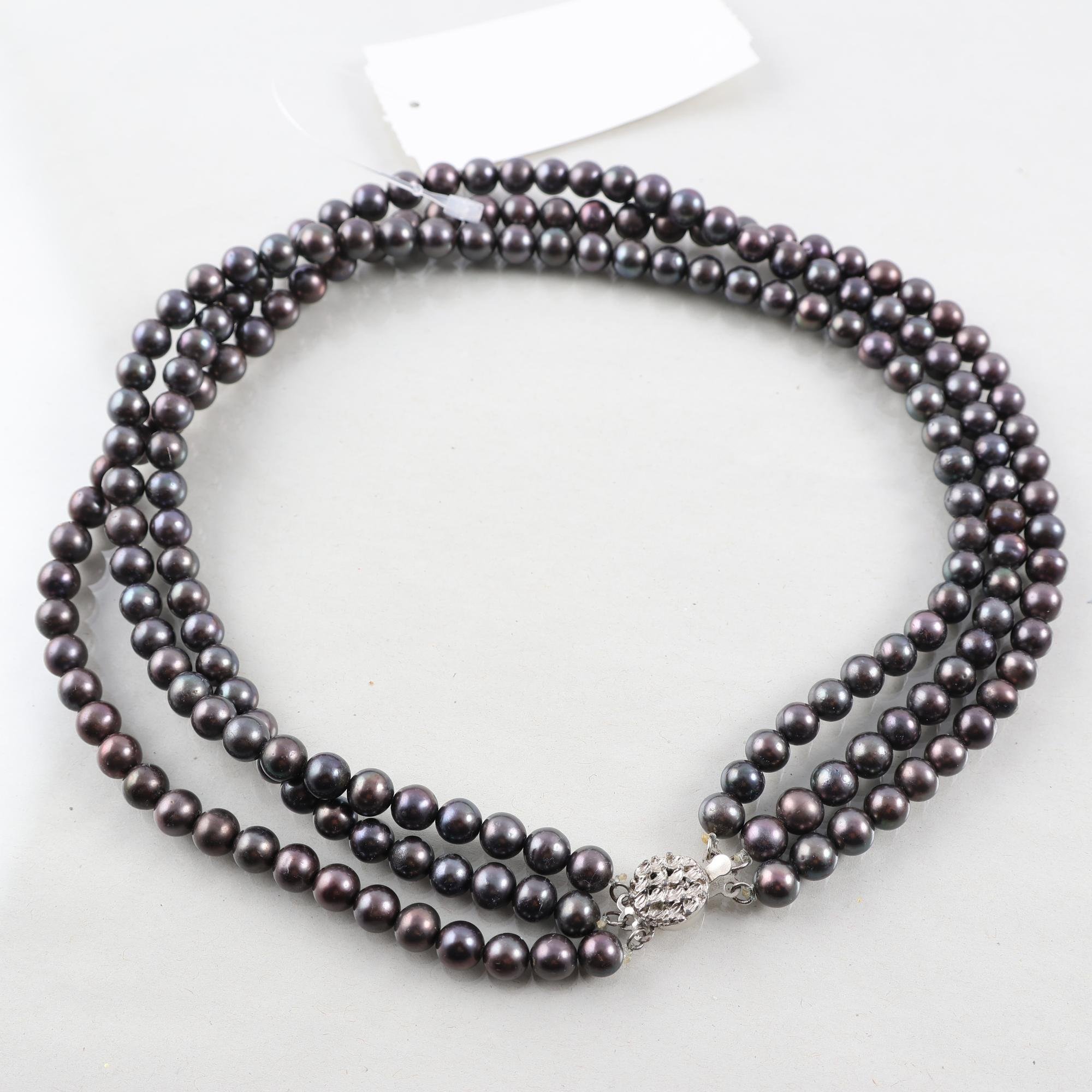 Treradigt pärlhalsband, metallås.