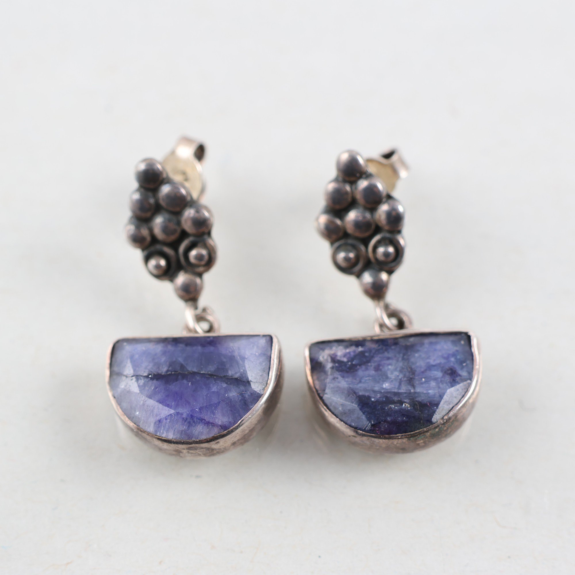 Örhängen, silver 925, vintage, hängande slipad blålila sten.