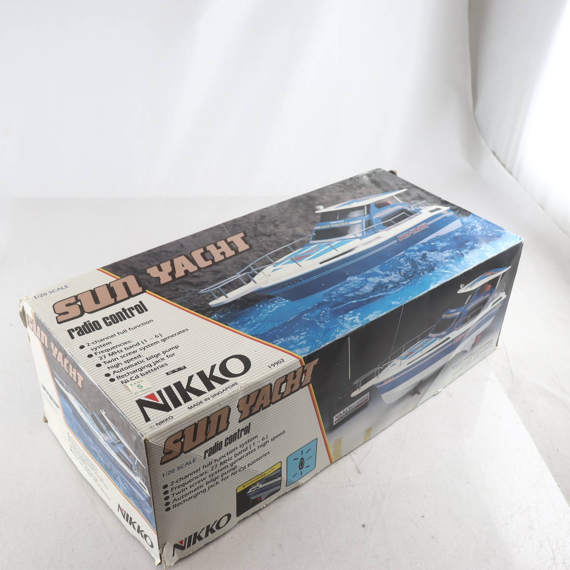 Radiostyd båt, Nikko, sun yatch. Samfraktas ej.