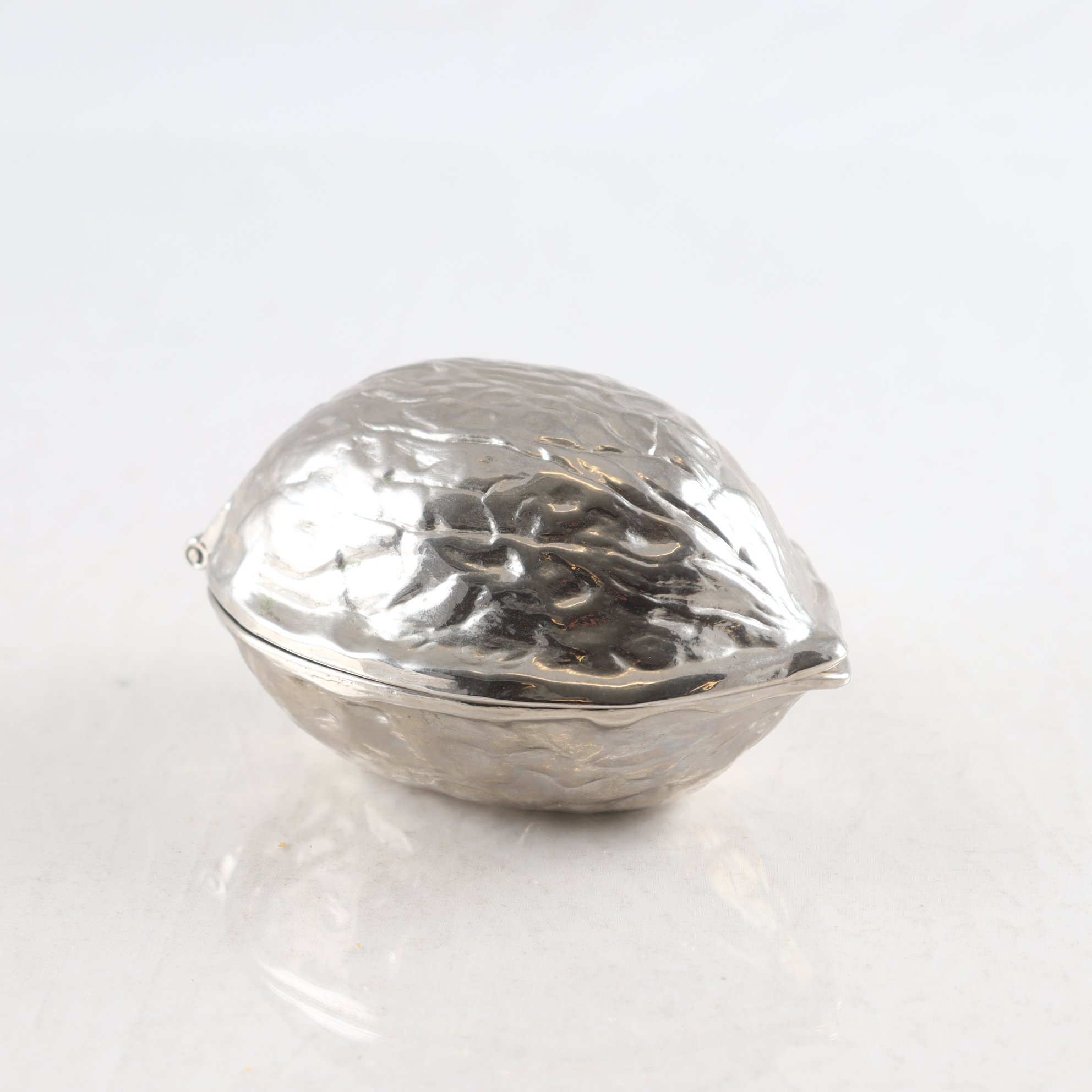 Nötknäckare, Valnöt, Vitmetall.