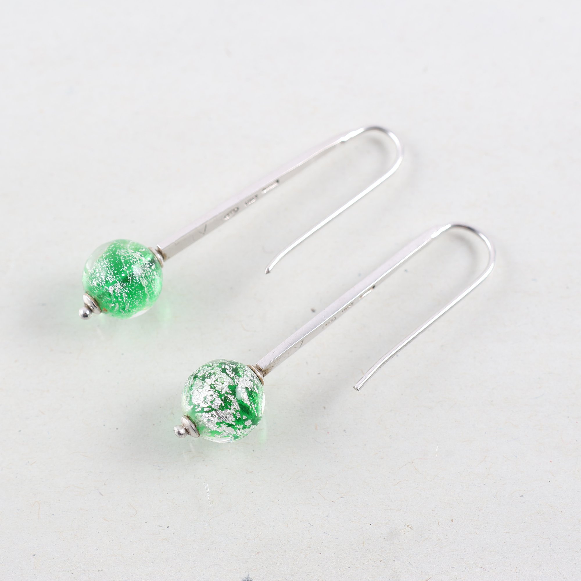 Örhängen, krokar med glaskula, silver 925, Italy.