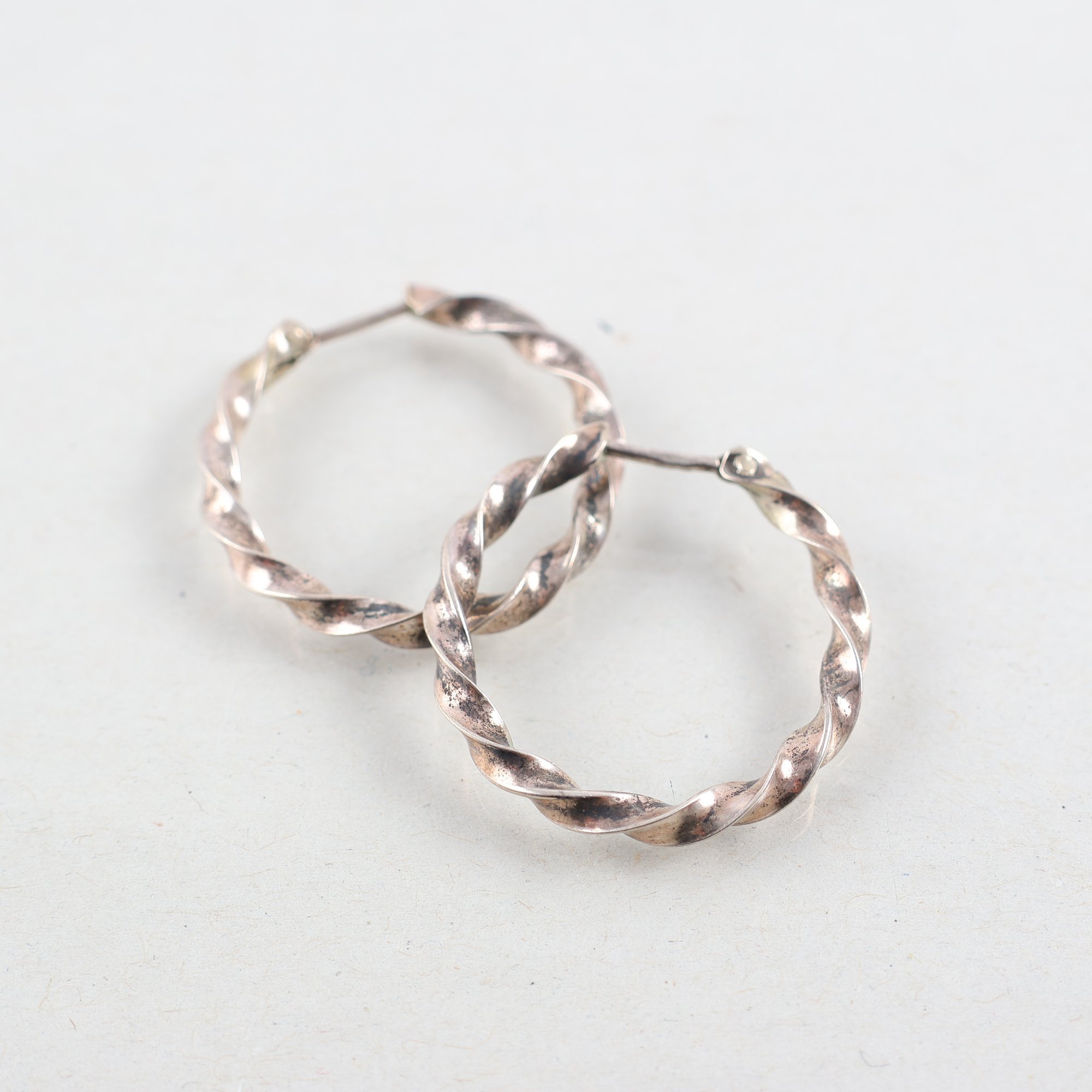 Örhängen, Vridna silvercreoler, kattfot, vintage.