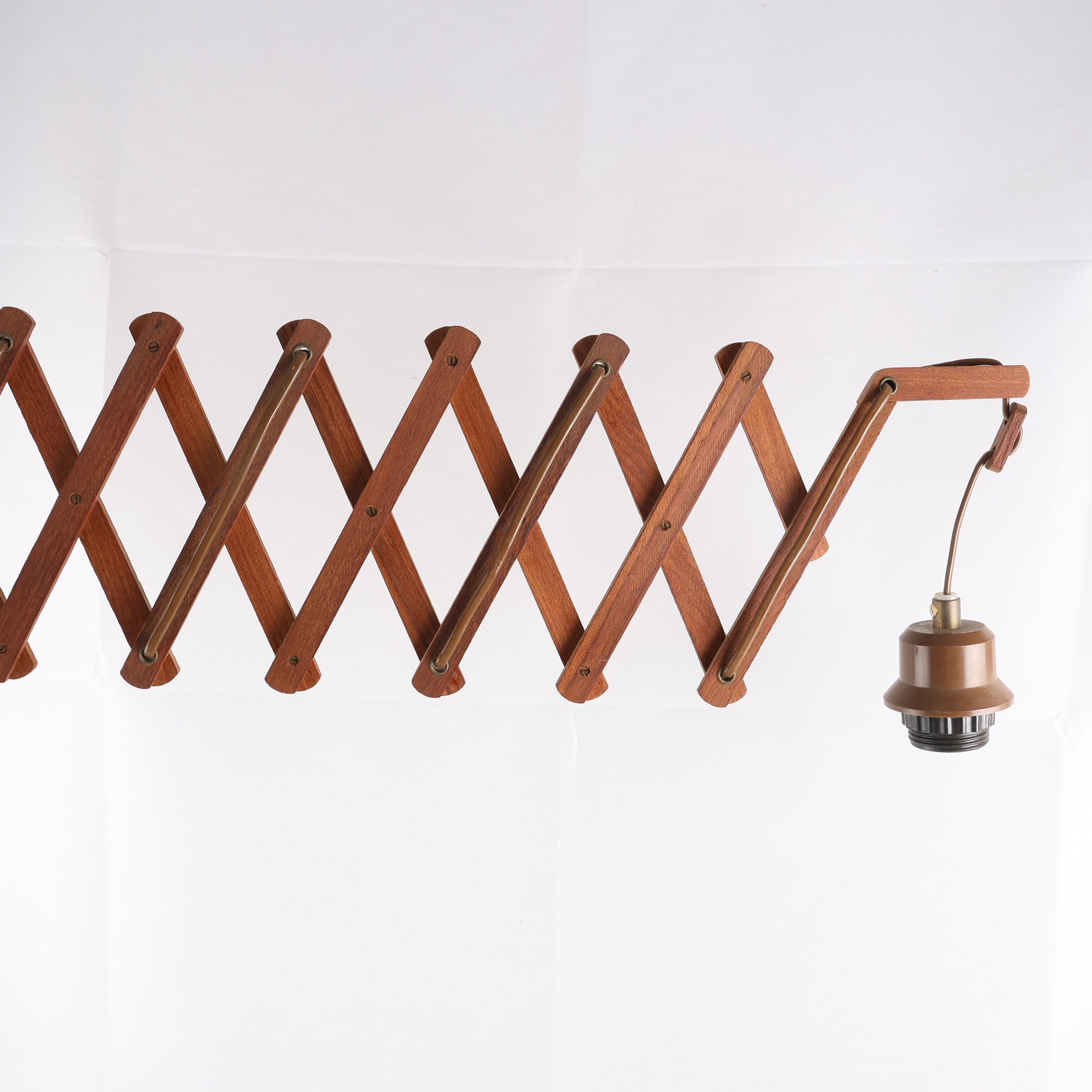 Vägglampa, ”Saxlampa”, utdragbar, teak. Samfraktas ej.