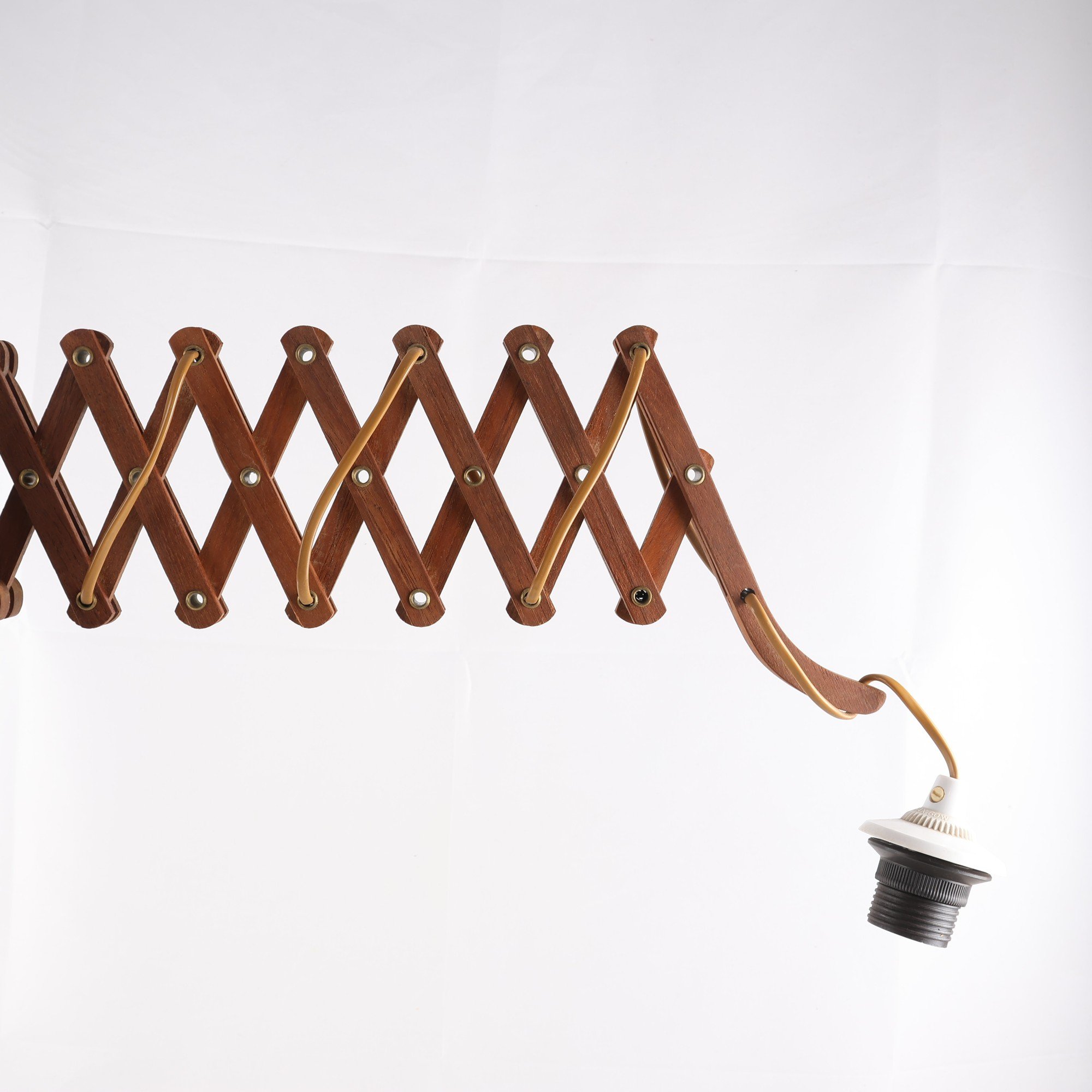Vägglampa, ”Saxlampa”, utdragbar, teak. Samfraktas ej.