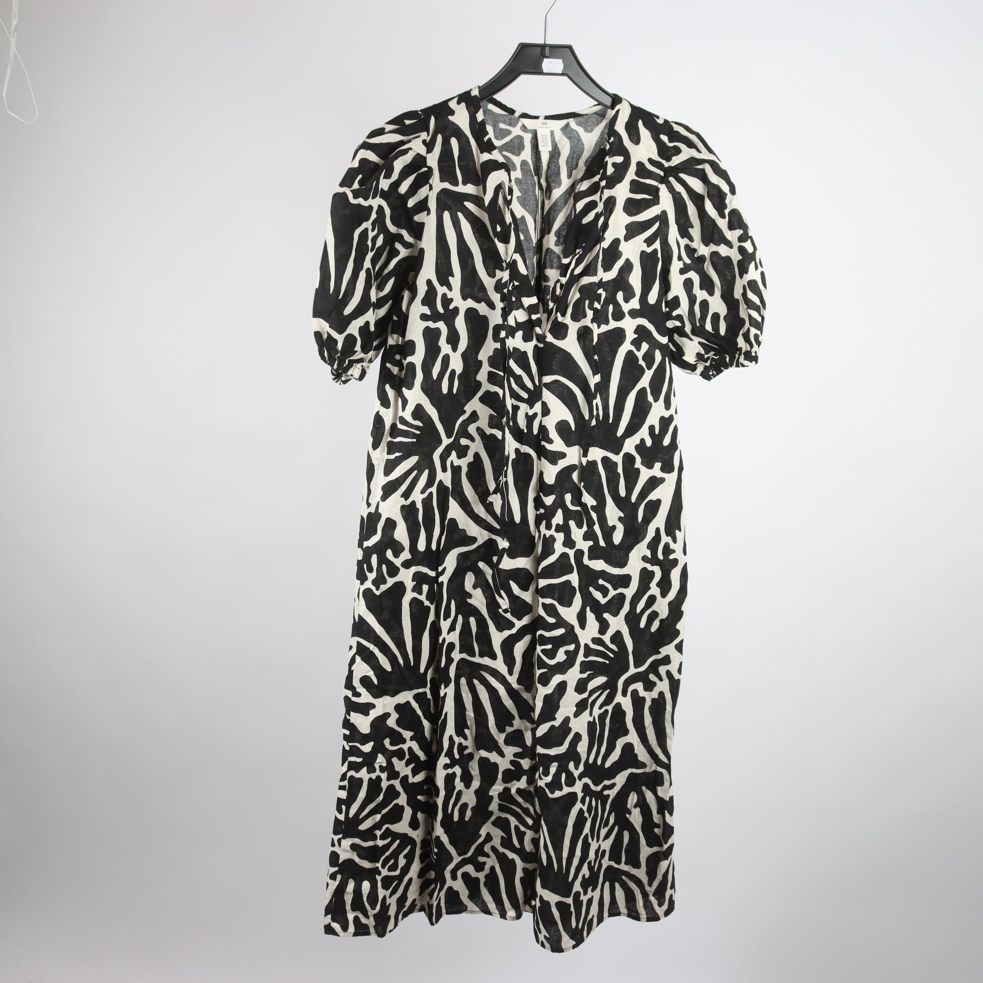 Klänning, H&M, vit, svart, 52% lin, stl. XS.