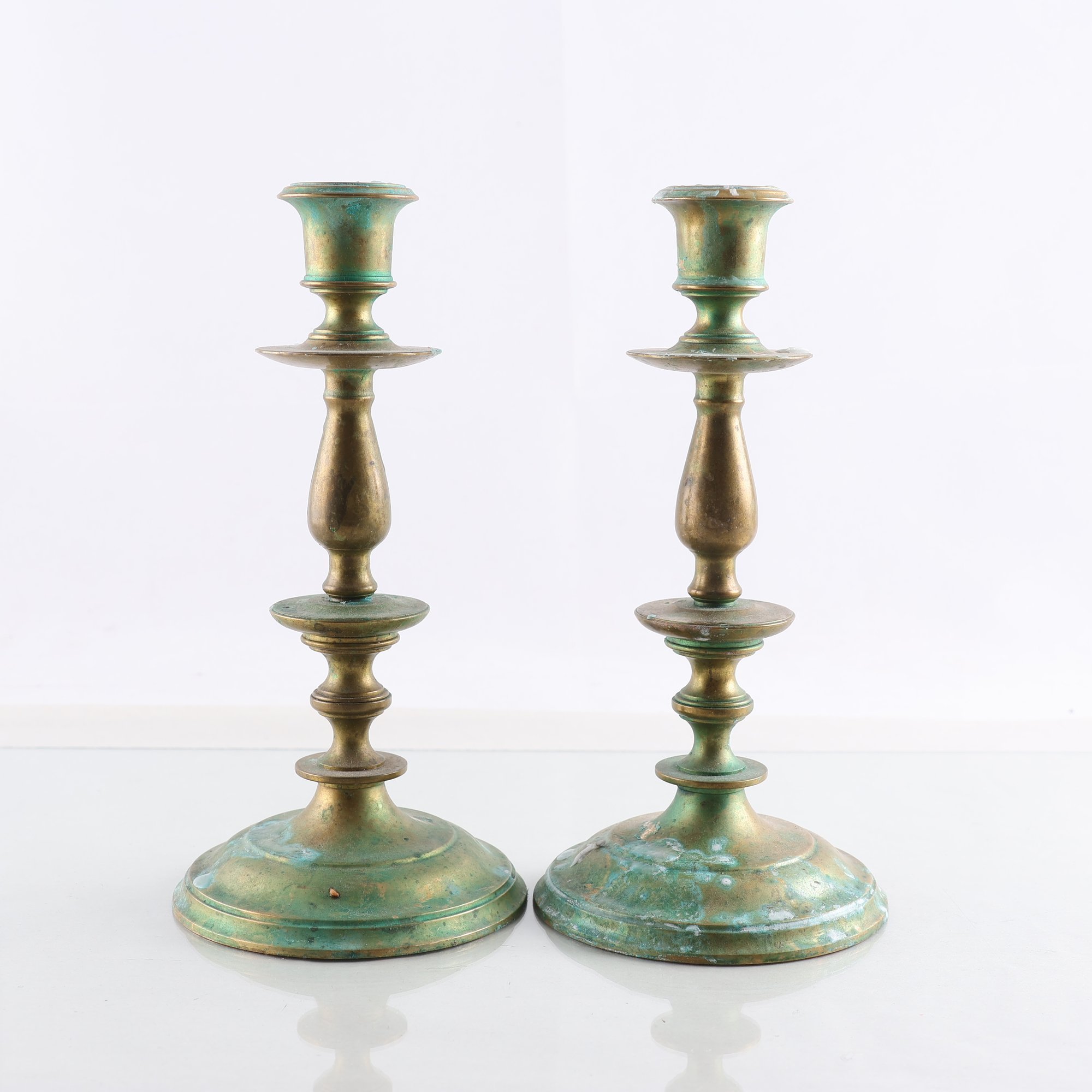 Paret ljusstakar, mässing, Skultuna, 1607, Q10, 2002. Samfraktas ej.