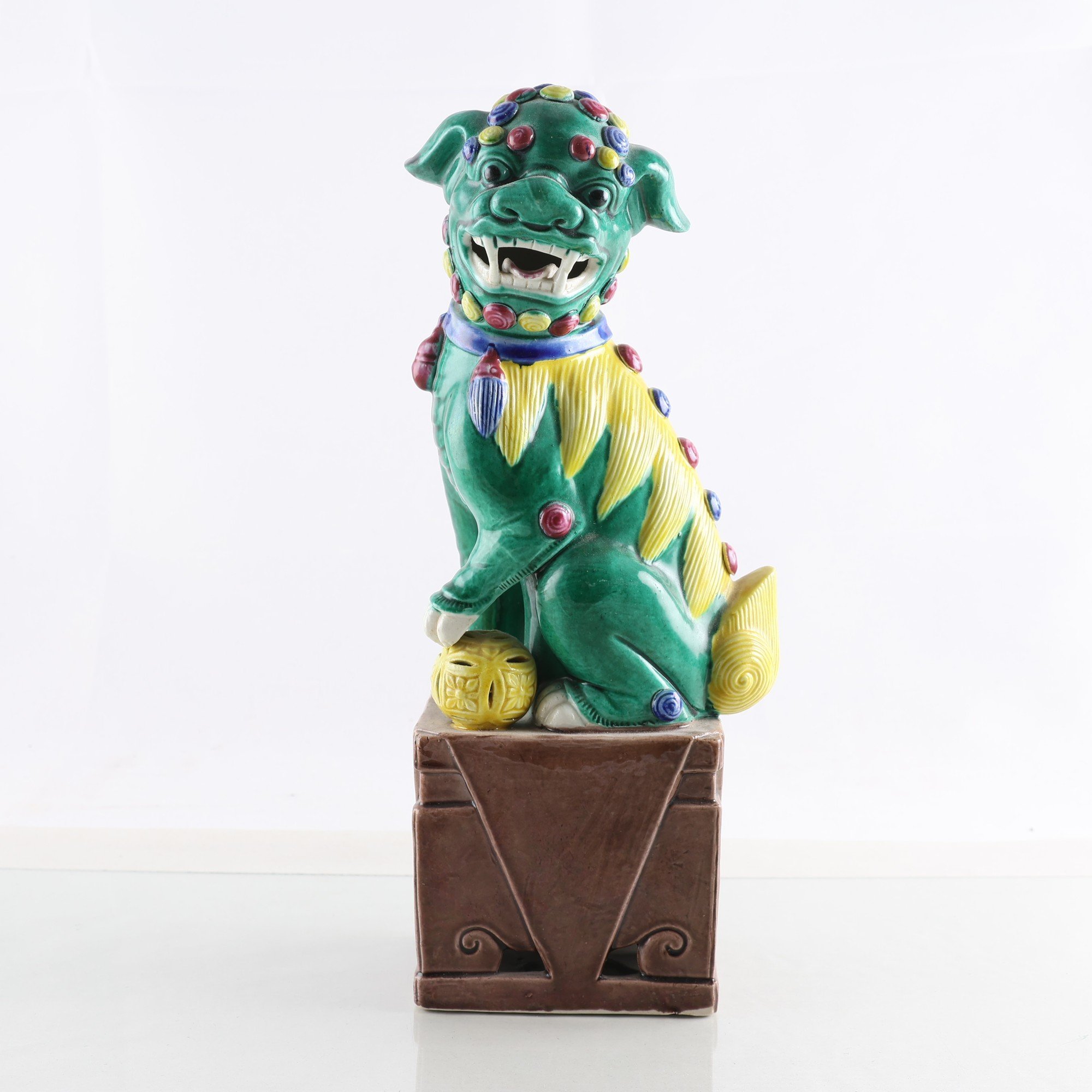 Fohund, porslin, Kina, senare hälften av 1900-talet. Samfraktas ej.