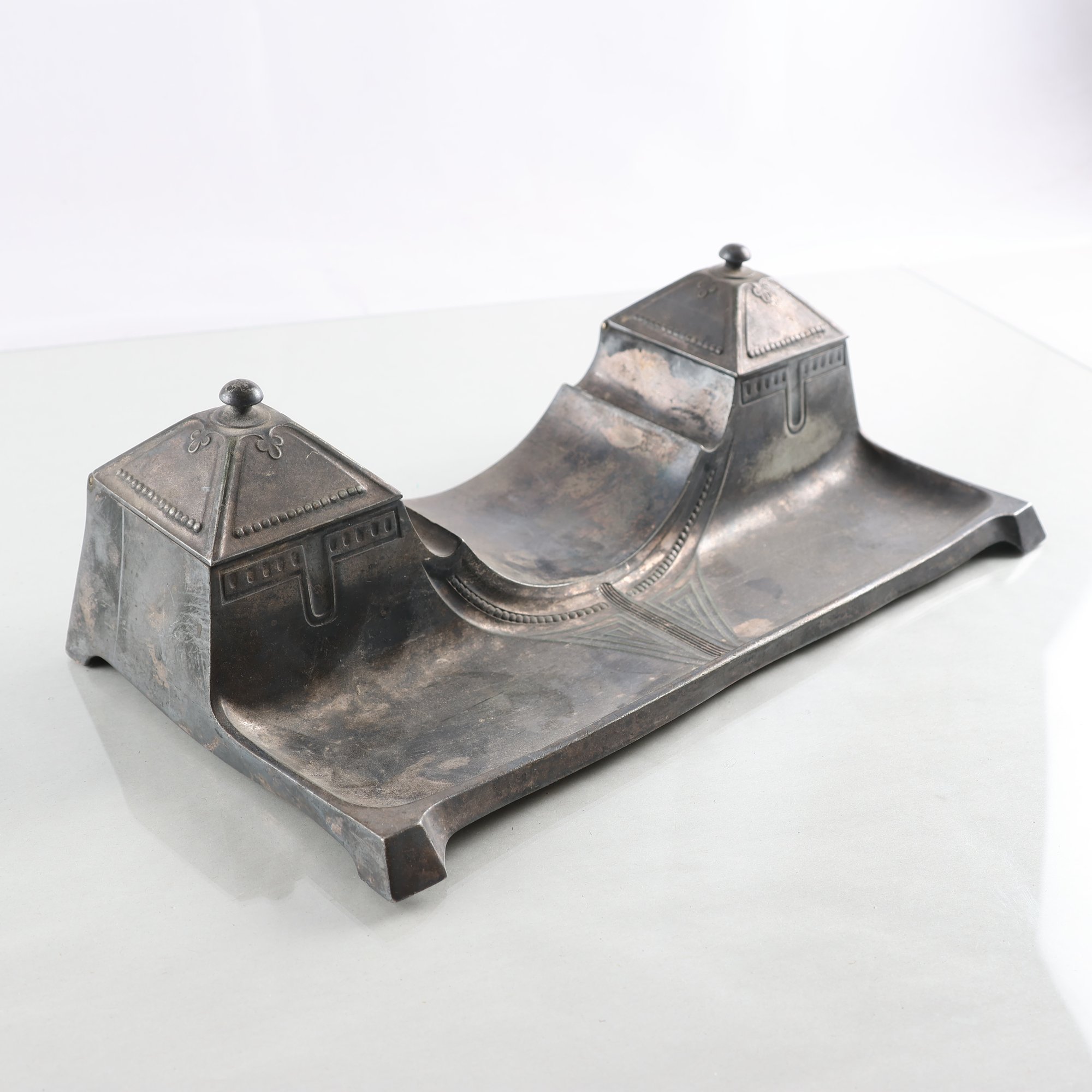 Bläckställ, vitmetall, jugend, (1890-1920). Samfraktas ej.