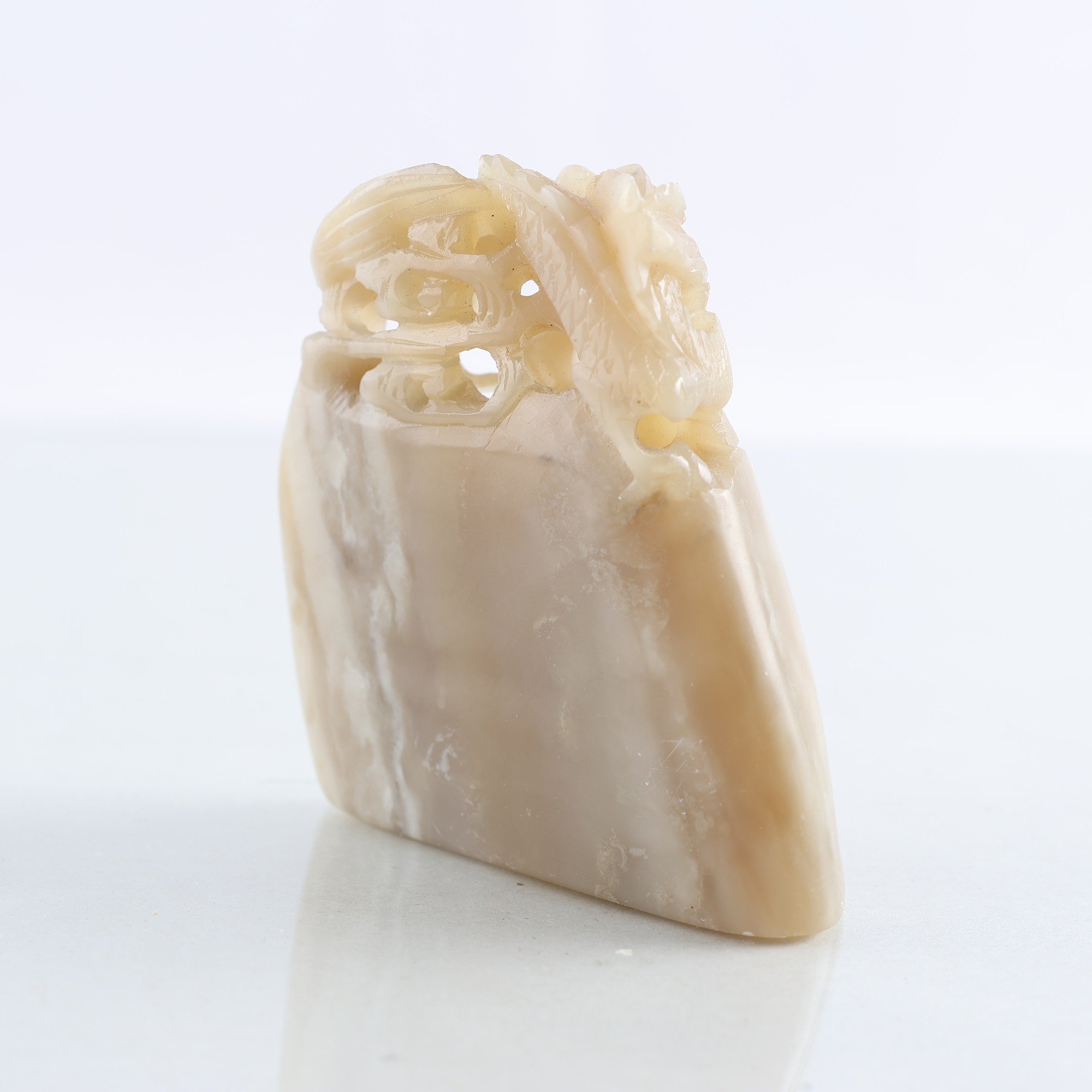 Skupltur, drake på sockel, nefrit, snidad, Kina, 1900/2000-tal