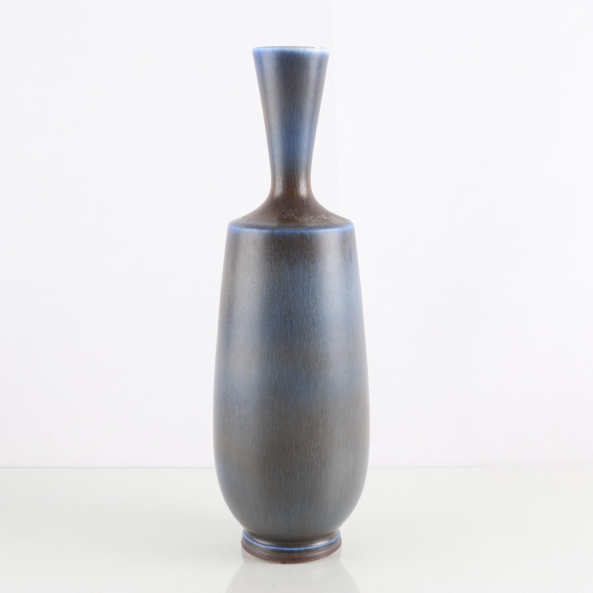 Vas, harpälsglasyr, Berndt Friberg, Gustavsberg, signerad. Samfraktas ej.