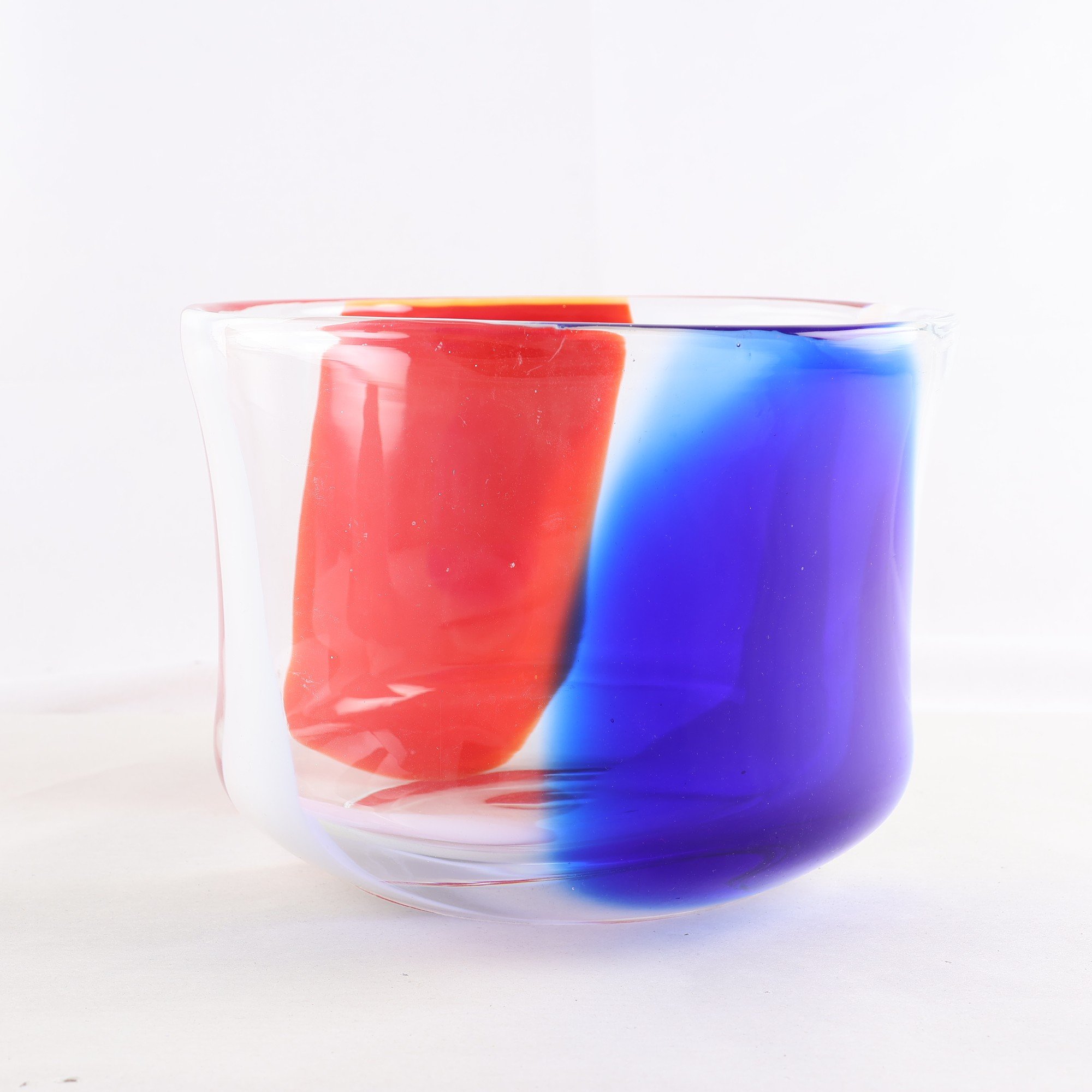 Skål, Erik Höglund, Chribska glasbruk,1996, signerad. Samfraktas ej.