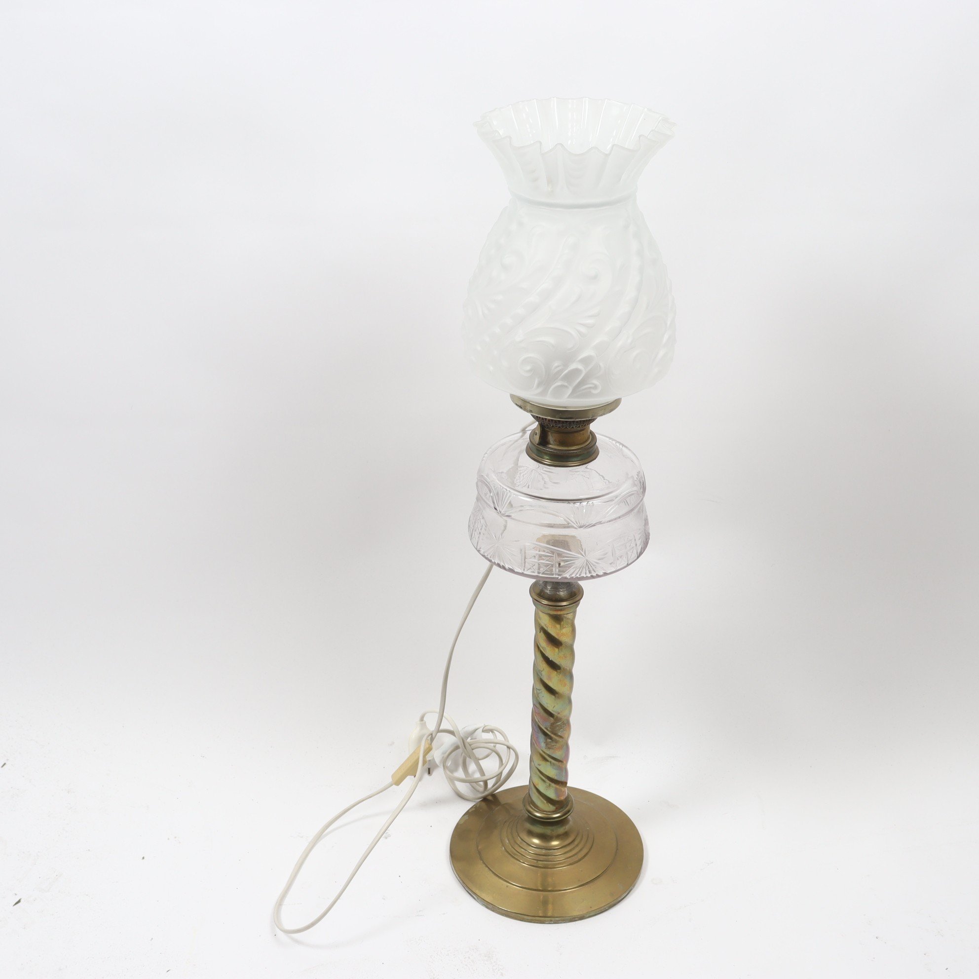 Lampa, glas, mässing, ombyggd till el. Endast avhämtning.