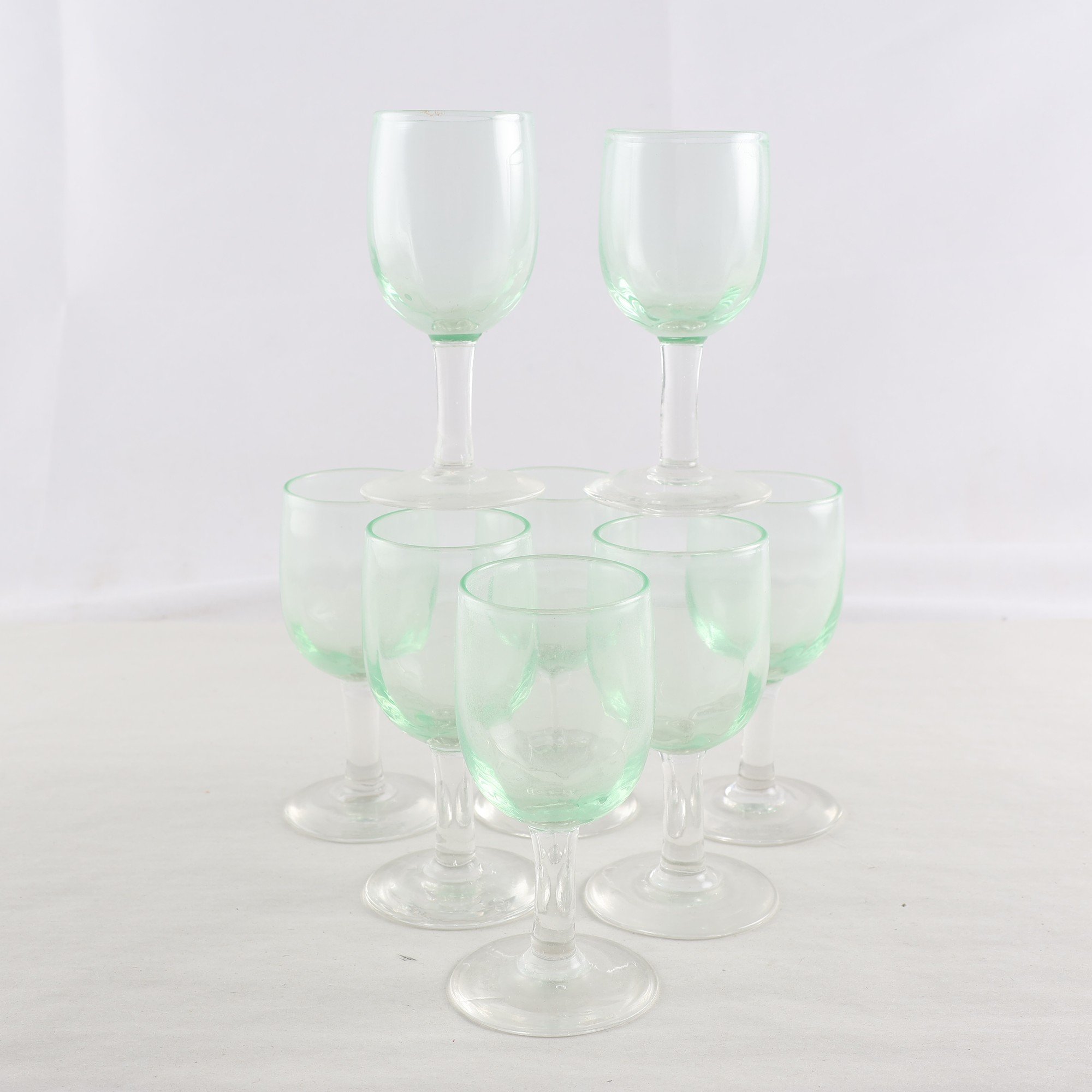 Snapsglas, uranglas, 8 st. En med nagg på foten. Samfraktas ej.