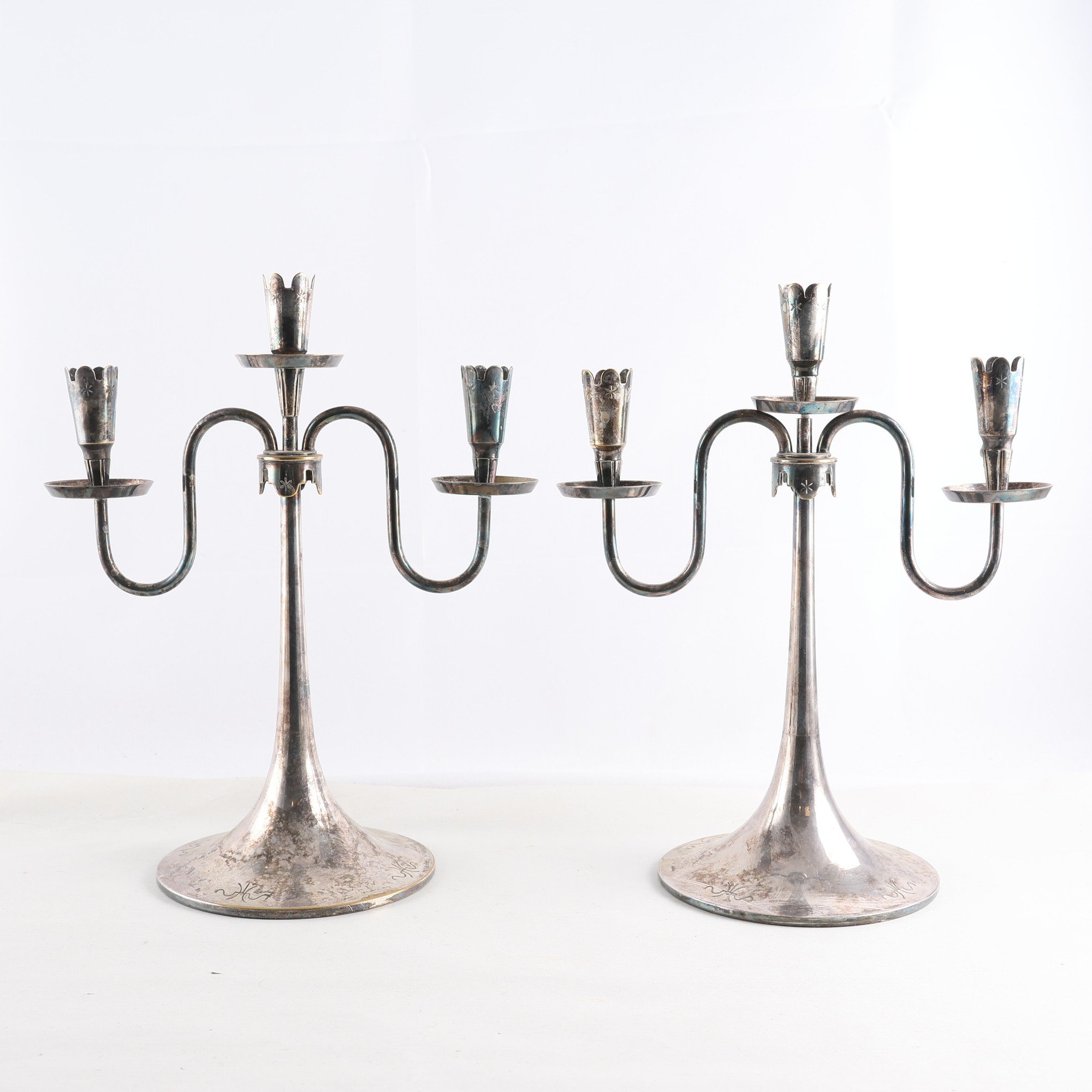 Paret trearmade ljusstakar, nysilver, GAB, 1920-1930-tal. Samfraktas ej.