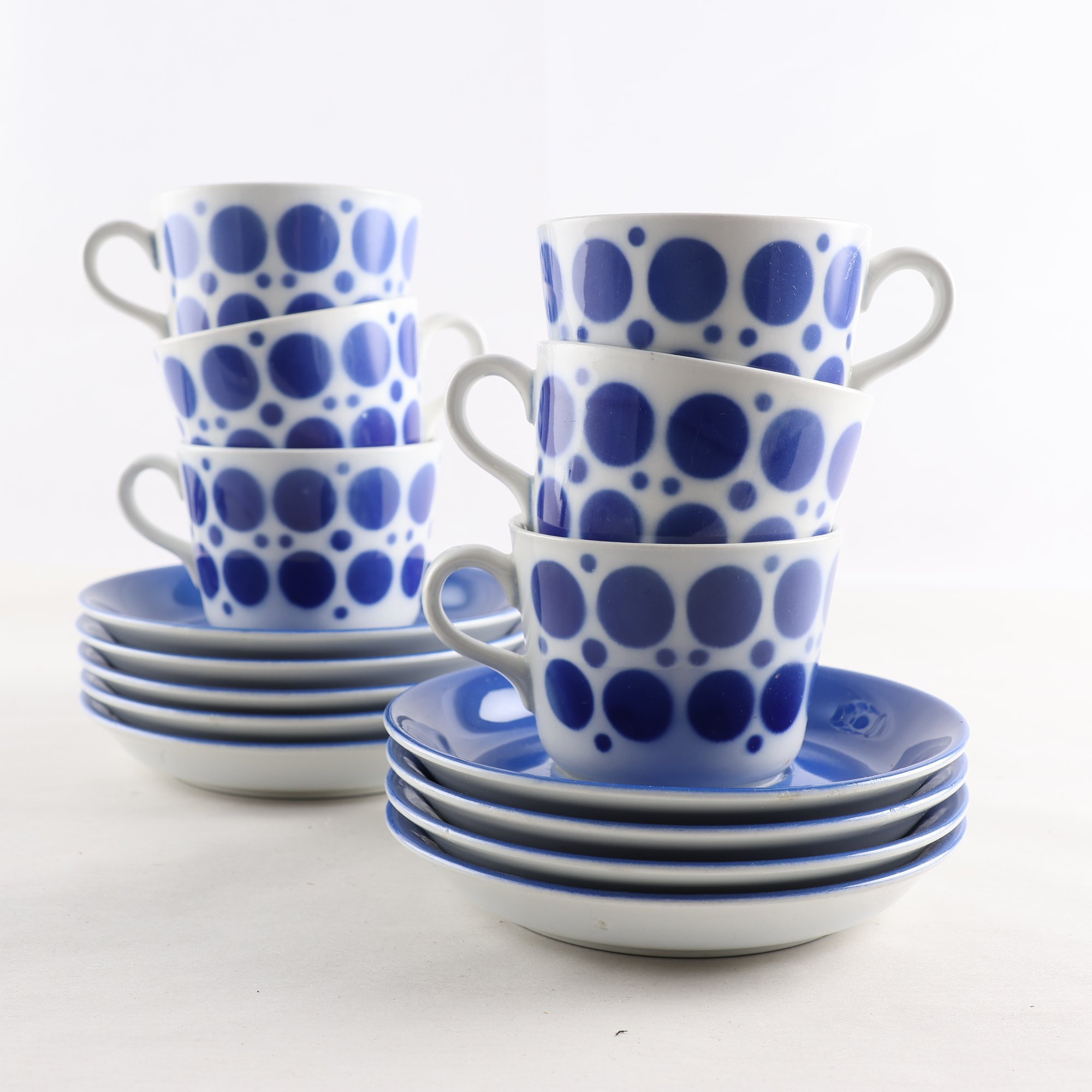 Kaffekoppar med fat, Pop, Göran Bäck, Arabia, 1969-1971, 15 del. Samfraktas ej.